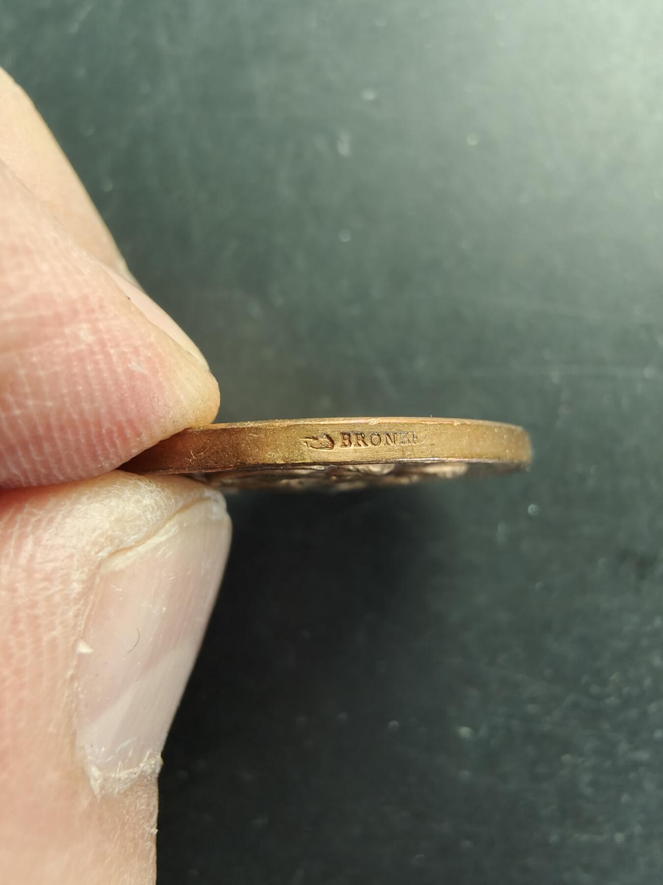 老王徽章第166期 法国音乐小天使大铜章     直径28mm.   重量10g