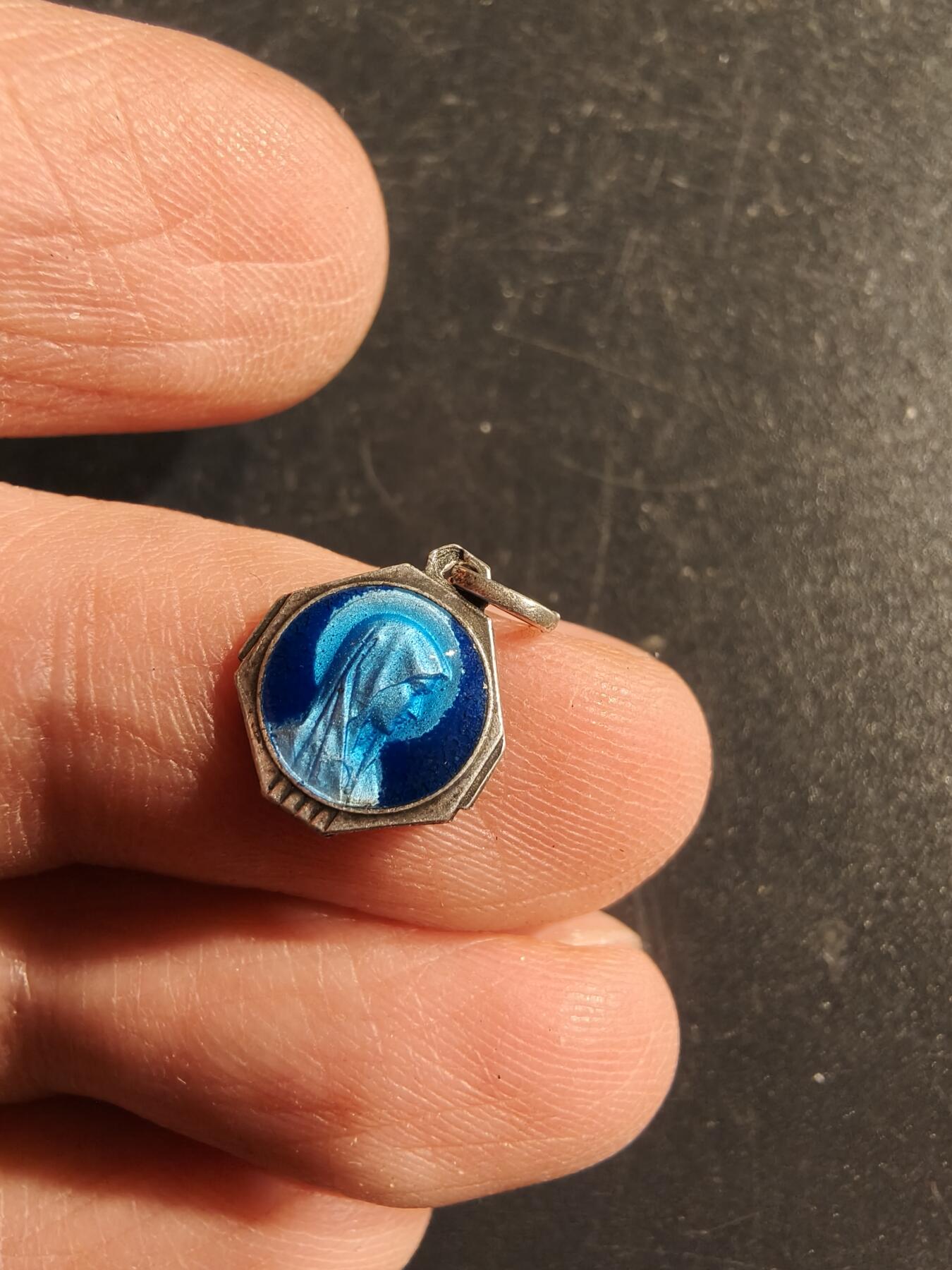 老王徽章第166期 法国天主教会纪念章    银质珐琅     0.7g