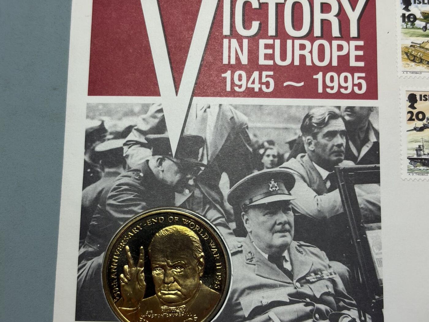 盛世勋华——号角文化勋章邮票专场拍卖第291期 英国马恩岛1995年二战欧洲战场胜利50周年首日收藏纪念币封，包括面值5克朗的丘吉尔克朗型纪念币，4枚二战之星和反映英国海陆空军奋勇作战的邮票，限量发行，编号为10999，少见品种，属于1995年VE Day50周年的主题邮票套装，包含军事装备、勋章等元素。