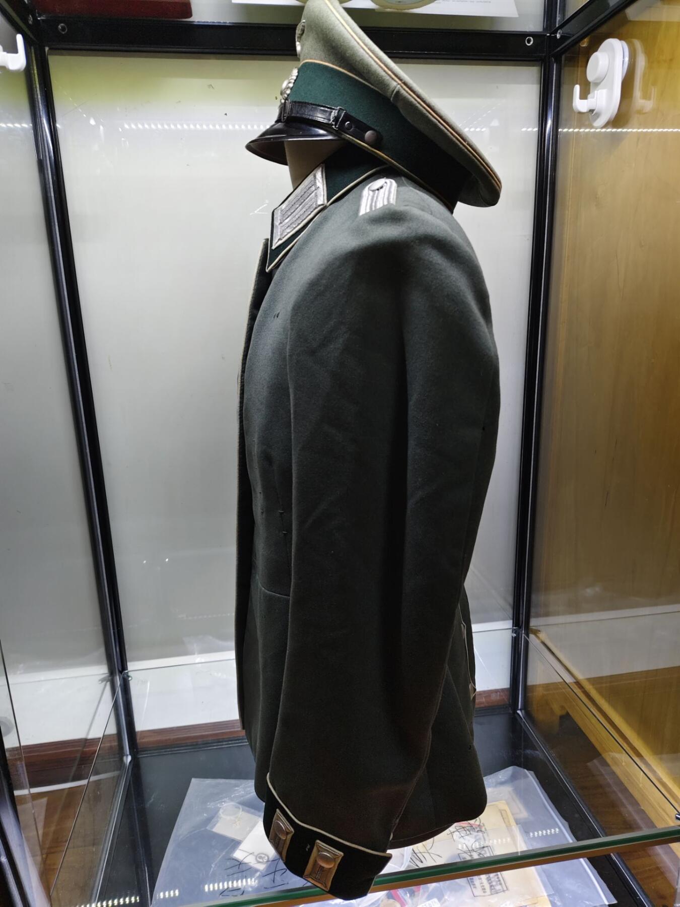 德三Heer 陆军步兵少尉m35礼服。 非常漂亮精致的中礼服，高质量细斜纹制成，可挂略章，步突，胸鹰保存完好无虫蛀，礼服索很好中尉肩章领章搭配，内部带有内腰带，左边内胳膊内衬有一定破损 大檐帽使用斜纹毛尼制成，59头围大尺码，里面的标保存很好，汗圈完好