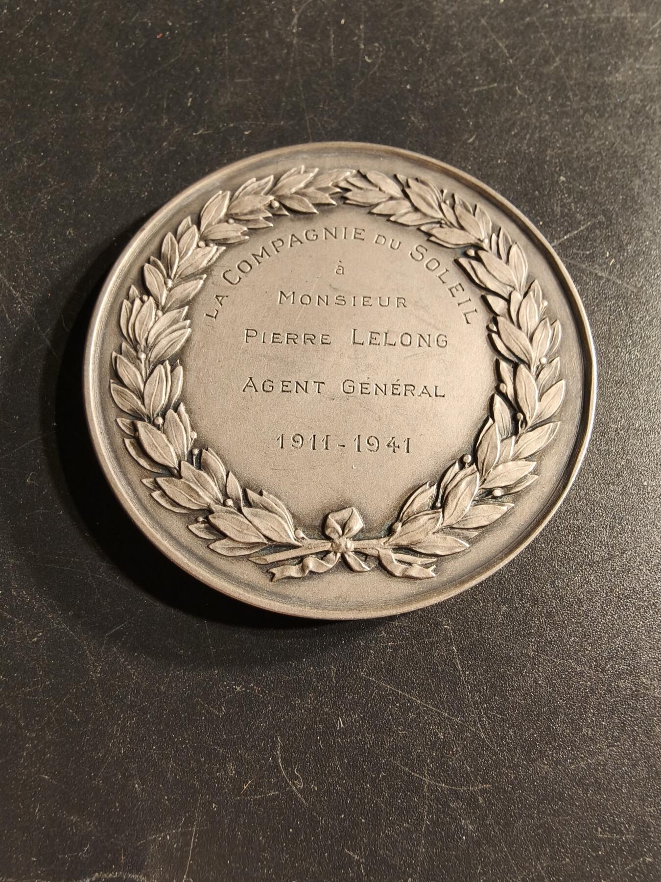 老王徽章第166期 法国太阳公司代理总监大银章     原盒800银    直径58mm.   重量87g
