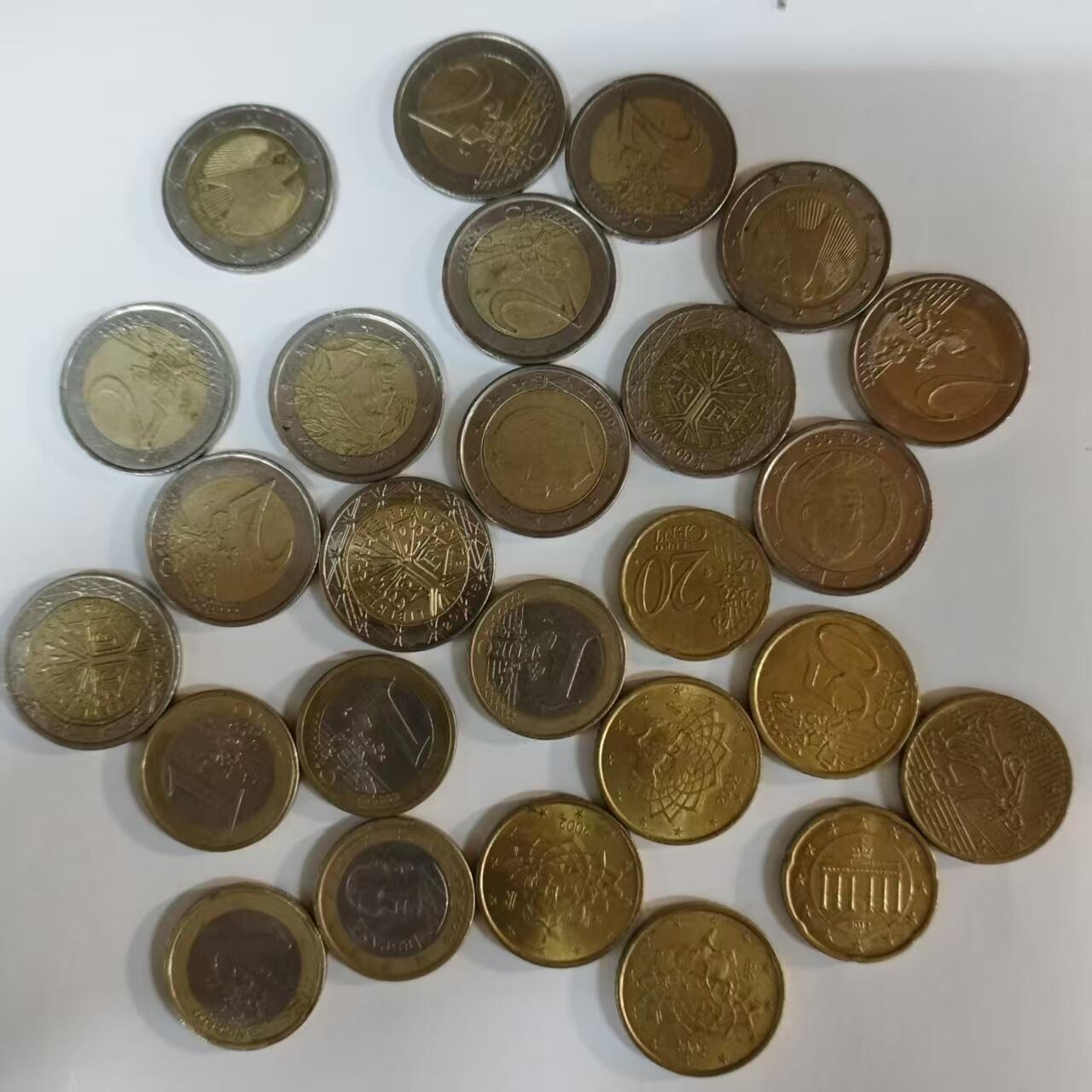 长老汇蛇年精选第七十九场拍卖 欧元一堆，合计35.9欧元，汇率293.5