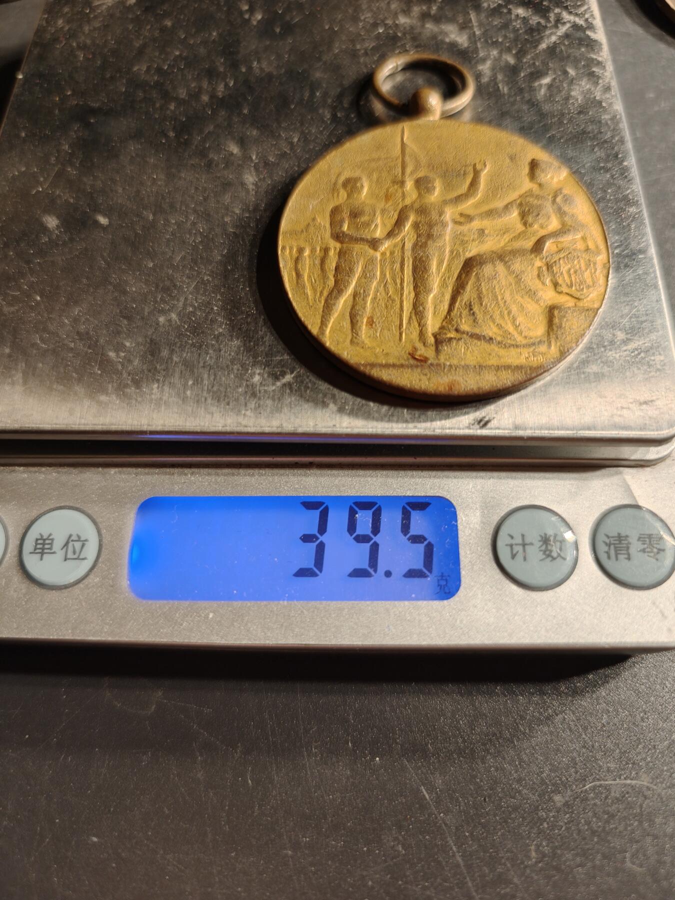 老王徽章第166期 法国体操协会镀金铜奖章     直径44mm.   重量39.5g