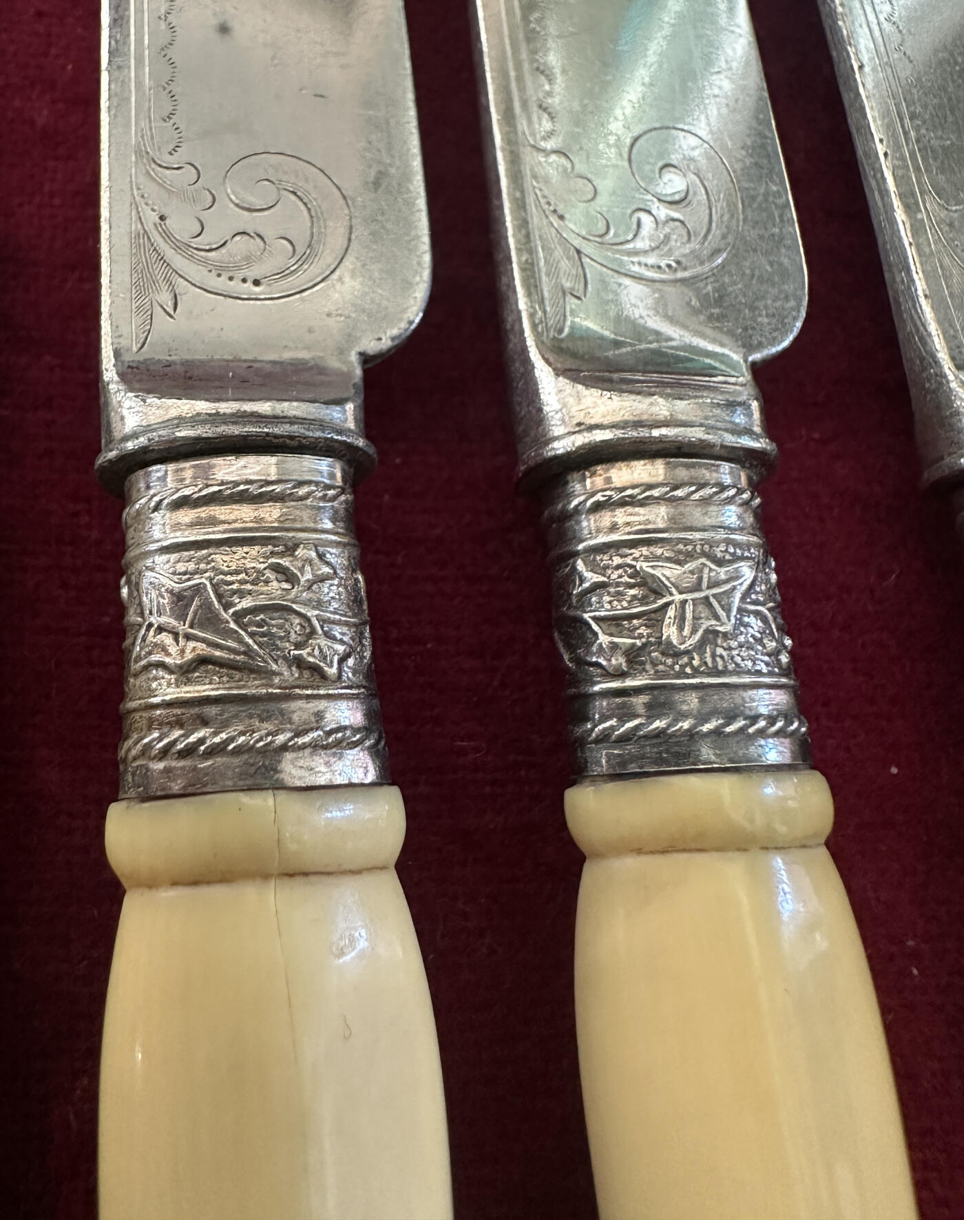 【俄甄集藏】2025年(045)12-03 星期三 晚 19:30 全场包邮 英国伦敦1870-1893年威廉·胡顿&父子制银公司出品古董刻花白色珍贵材料柄镀银餐刀、餐叉24支一套，原木盒，刀长：215mm，叉长：180mm，总重量：851克，设计精美，保存完好