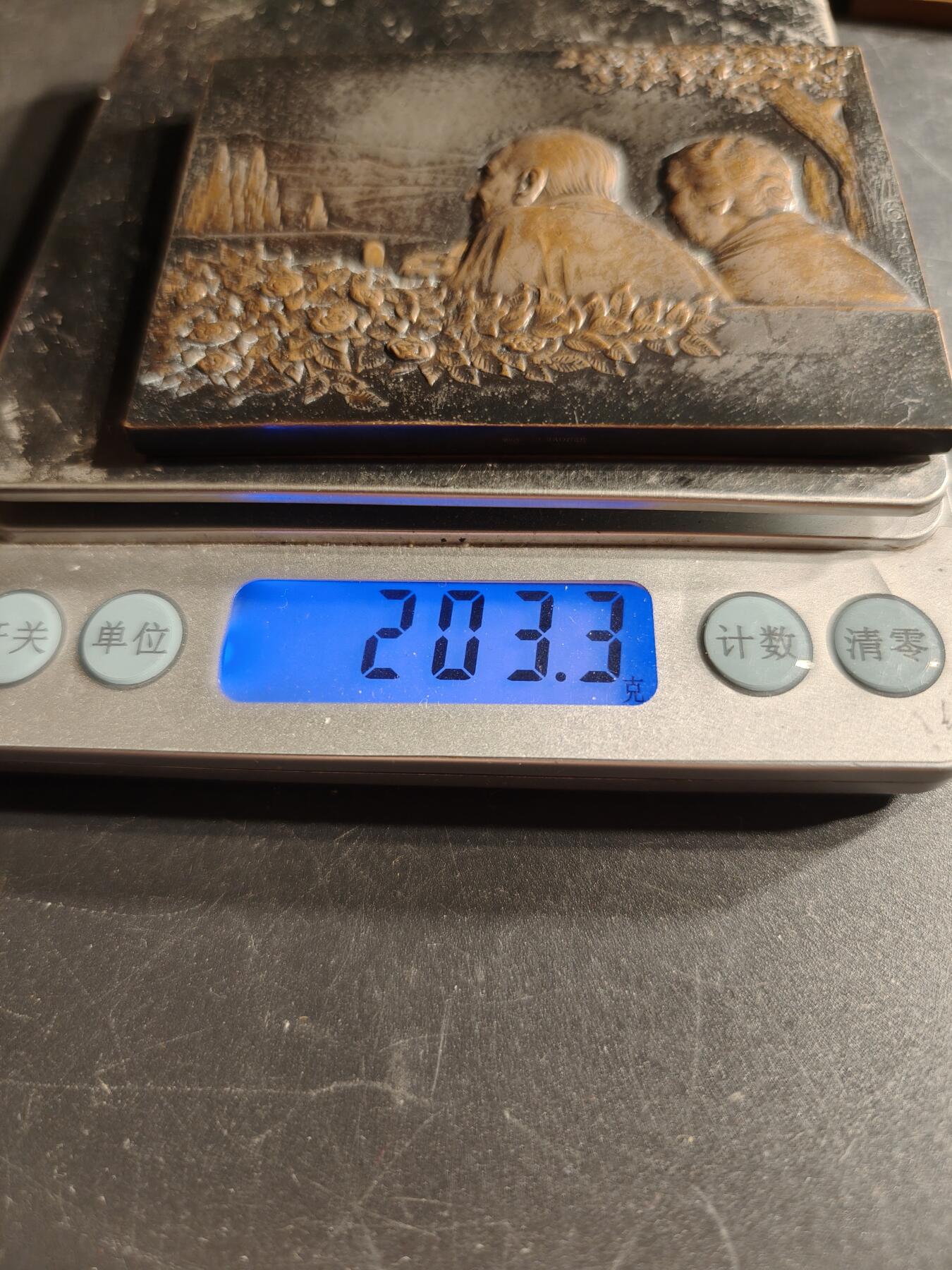 老王徽章第166期 法国金婚方形大铜章     尺寸78×58mm.    重量203.3g