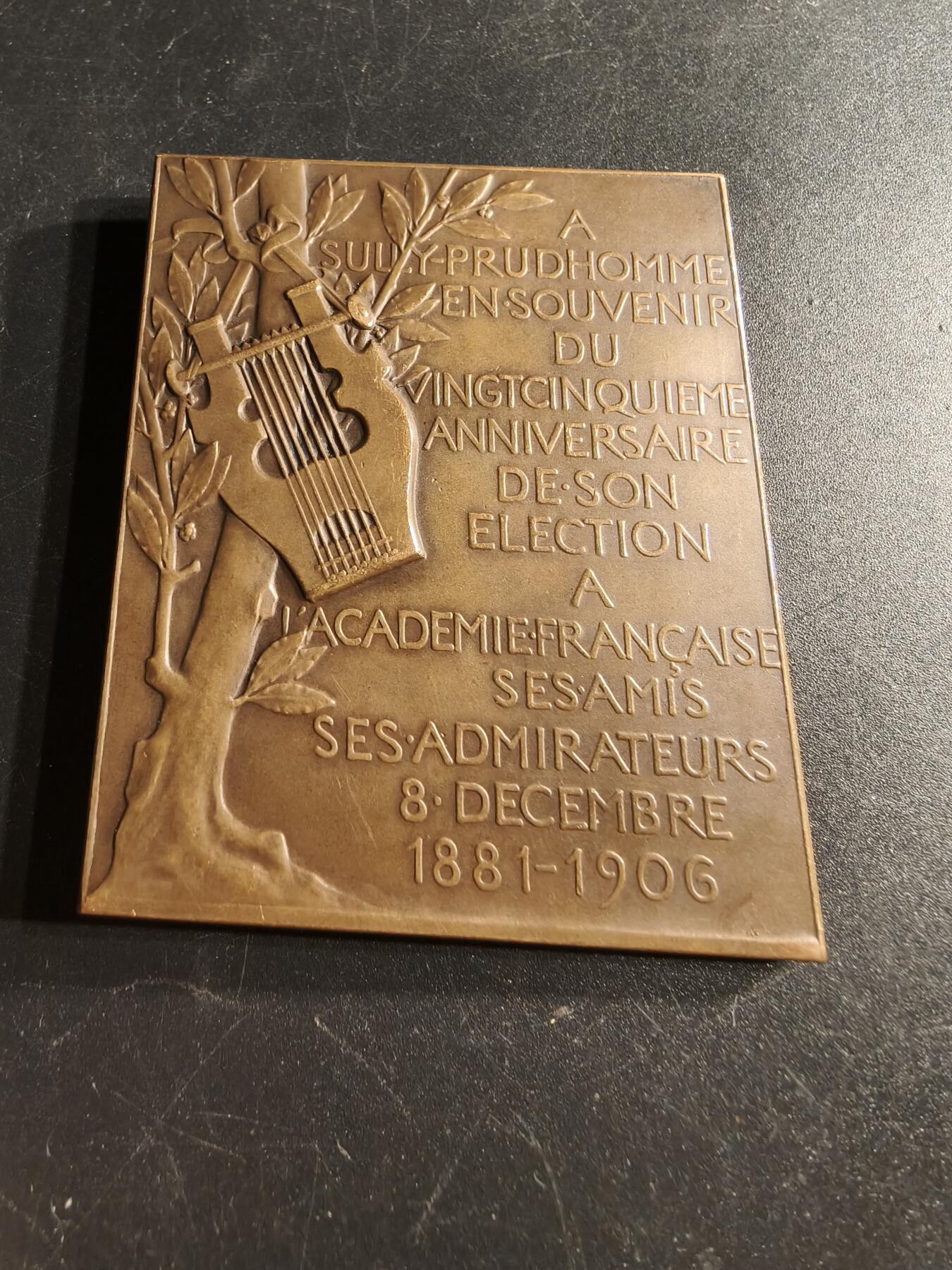 老王徽章第166期 法国著名诗人、散文家苏利•普鲁多姆成为法兰西学院院士25周年方形大铜章     大师夏普兰作品     尺寸71×57mm.    重量150g