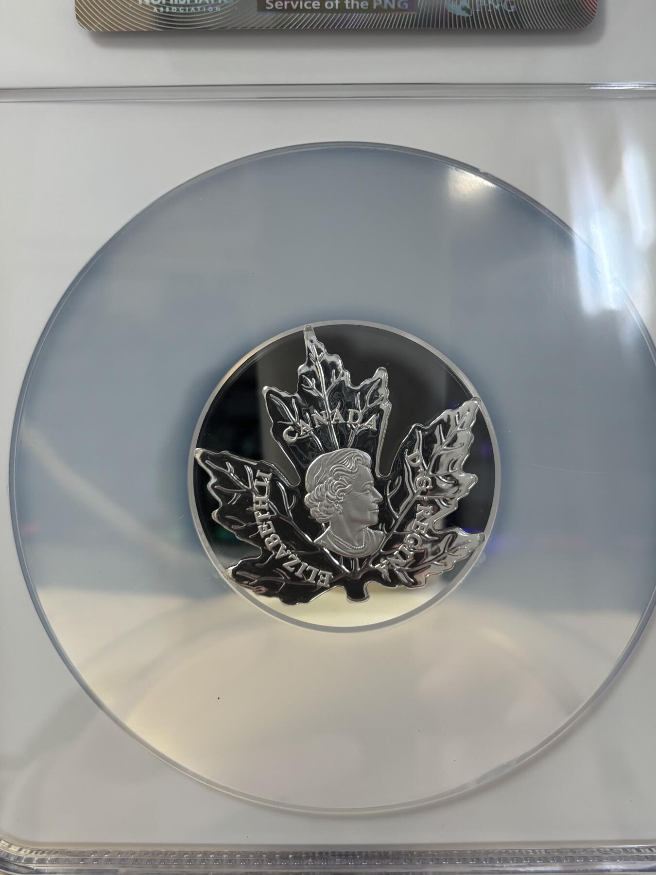 第183期拍卖 加拿大2016年世界首枚全彩色枫叶形1盎司纪念银币NGC-PF69无盒无证书，9999银，发行15000枚