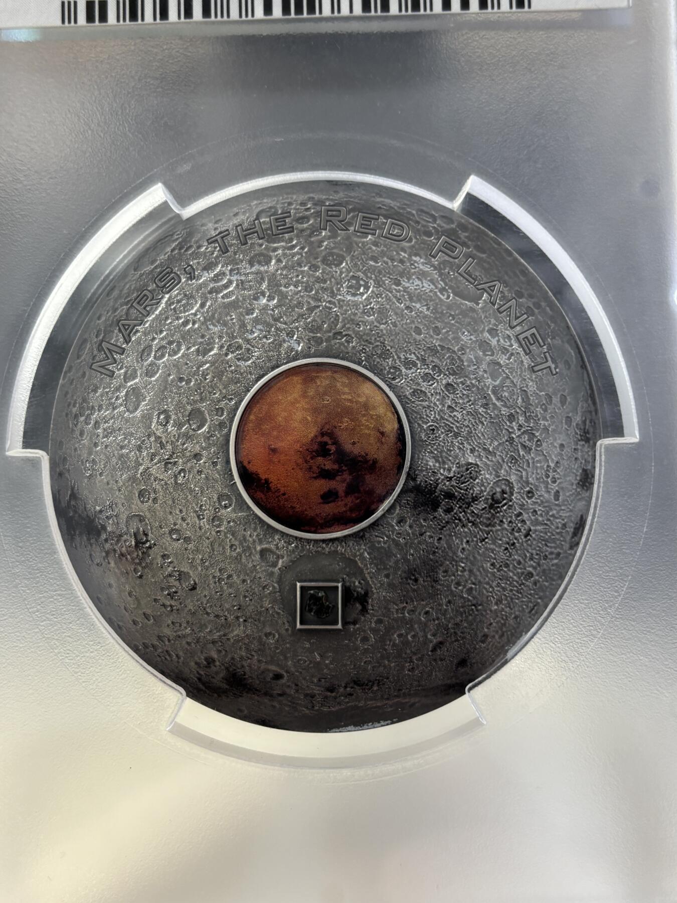 第183期拍卖 库克2017年镶嵌红色玻璃火星陨石3盎司纪念银币PCGS-MS70首无盒无证书，999银，发行333枚