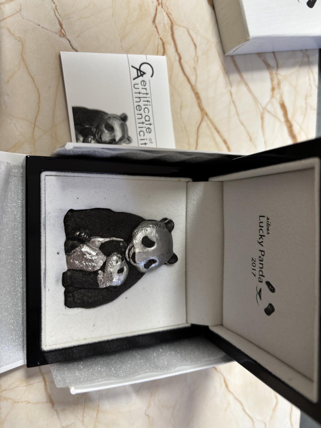 第183期拍卖 库克2017年幸运母子大熊猫仿古异形纪念银币，999银，88克，发行888枚