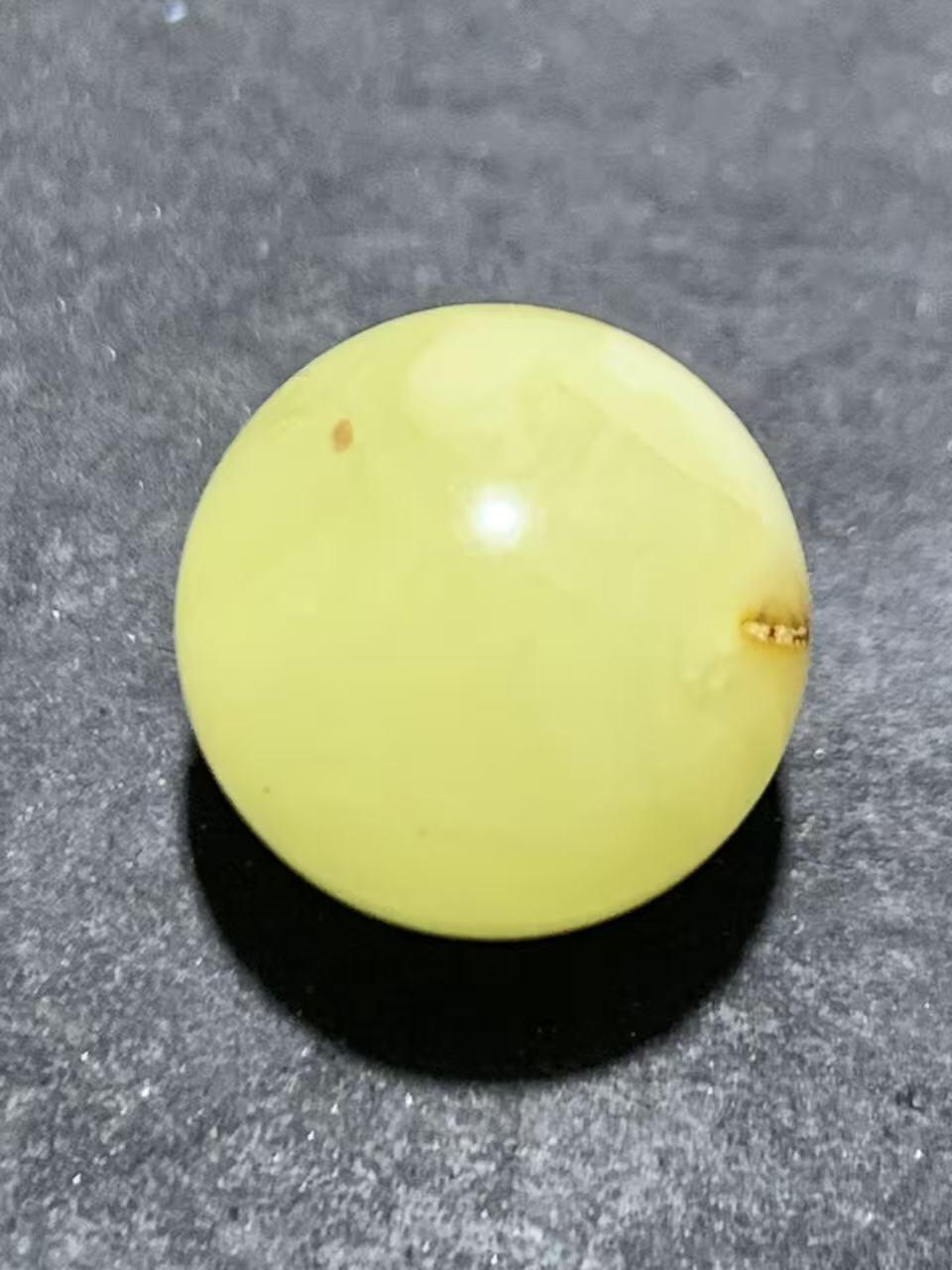 天然俄料原矿蜜蜡通货圆珠一颗，。