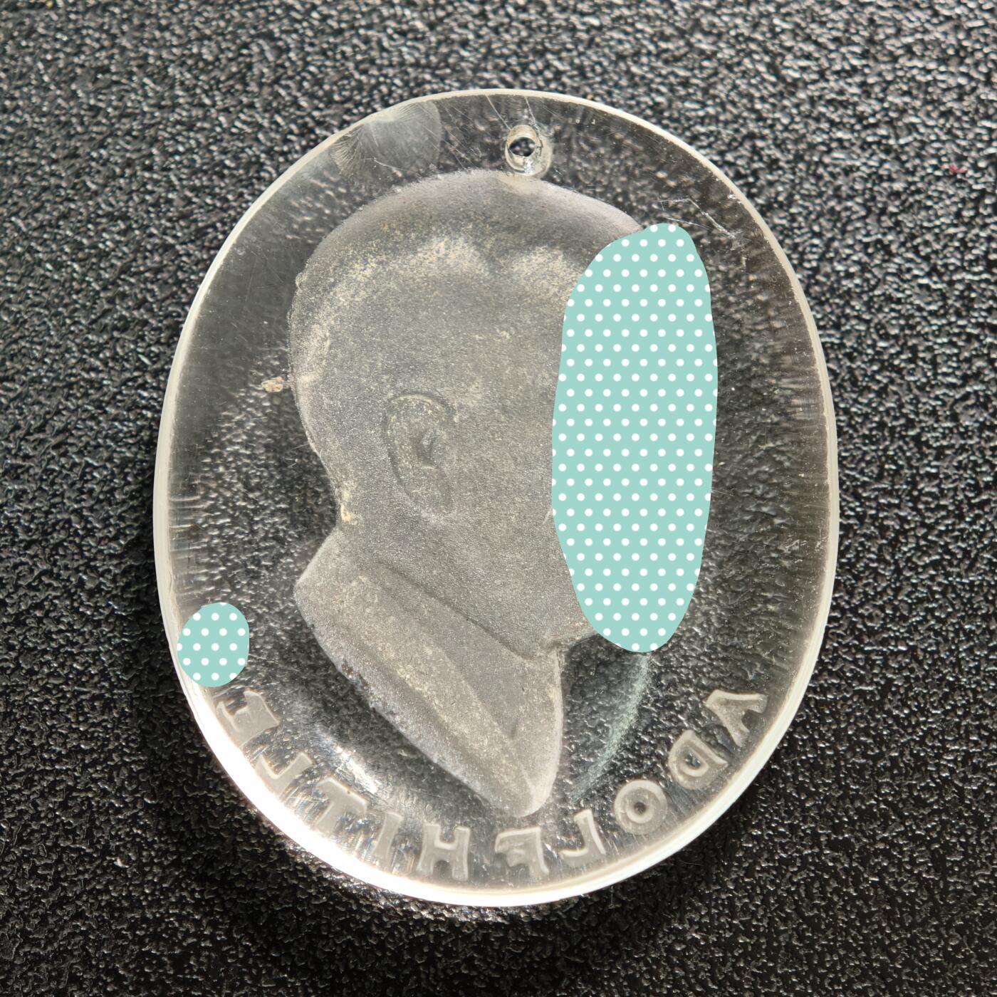 【德藏】世界币章拍卖第155期（拍品征集中~欢迎藏友联系） 1933-45年 德国民族社会主义工人党党首玻璃纪念章 直径约：29.6mm×35.4mm；重约：6.3g 评级参考目录编号C-231（原图请联系客服）