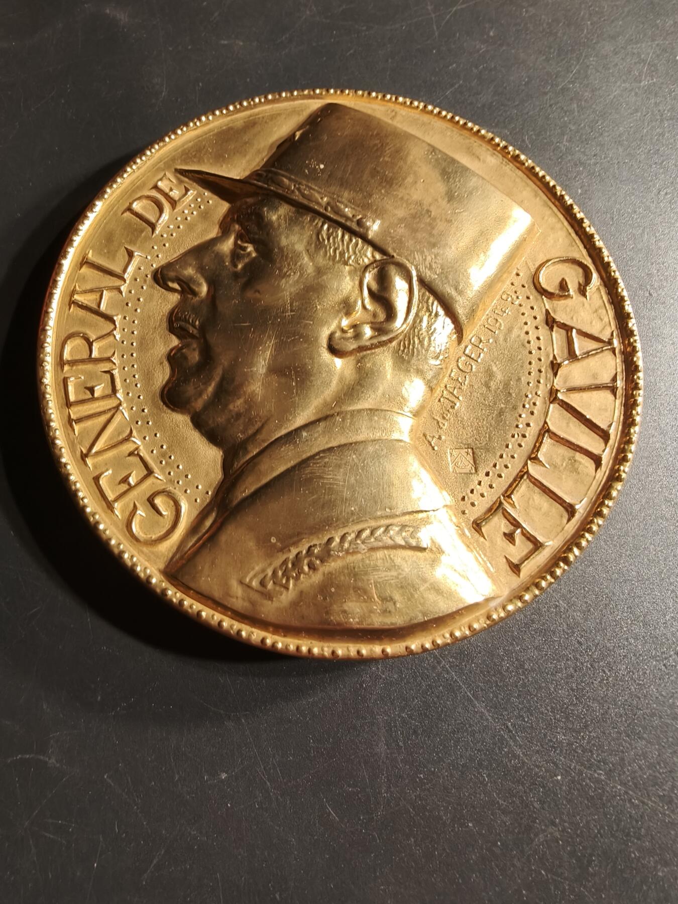 老王徽章第166期 法国夏尔戴高乐将军逝世镀金大铜章     原盒原证镀24k金    罕见大尺寸    直径90mm.     重量762.2g
