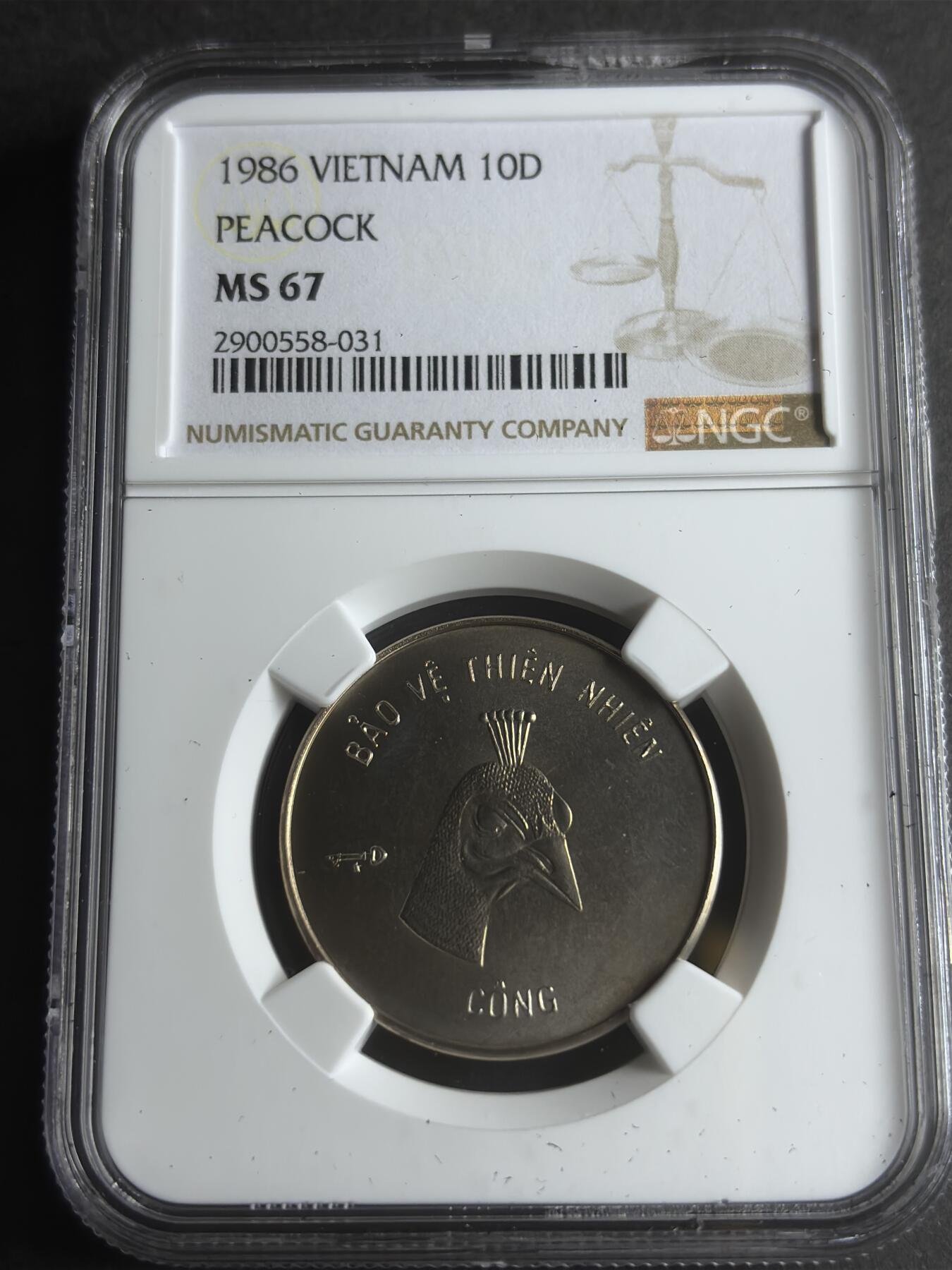 文馨钱币收藏第 283 场，【大雪鉴珍，寒英缀金】金银纪念币精品场，诚邀您的参与【长期接代拍品】 稀少 1986 年越南孔雀 10 盾纪念币，NGC 评级 MS67 分