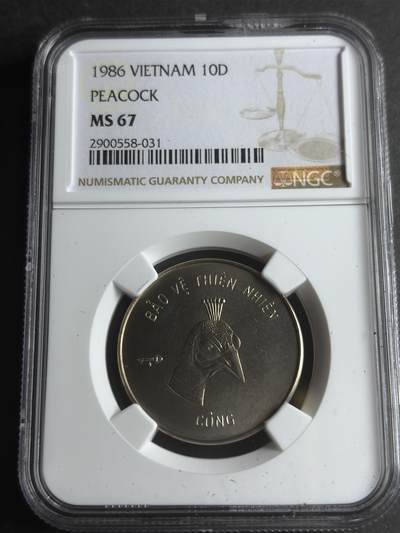 文馨钱币收藏第 283 场，【大雪鉴珍，寒英缀金】金银纪念币精品场，诚邀您的参与【长期接代拍品】 - 稀少 1986 年越南孔雀 10 盾纪念币，NGC 评级 MS67 分