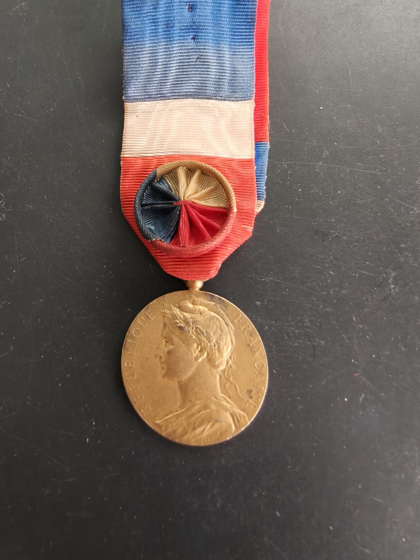 老王徽章第166期 法国金级劳工奖章    950银镀金    13g.    1951年