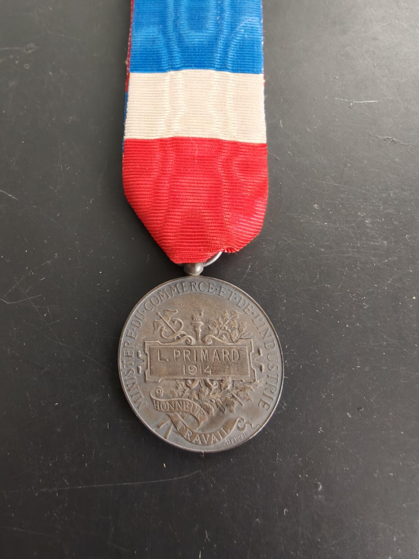 老王徽章第166期 法国银级劳工奖章     原盒    1914年一战时期版本    做工精湛    950银材质      12.9g