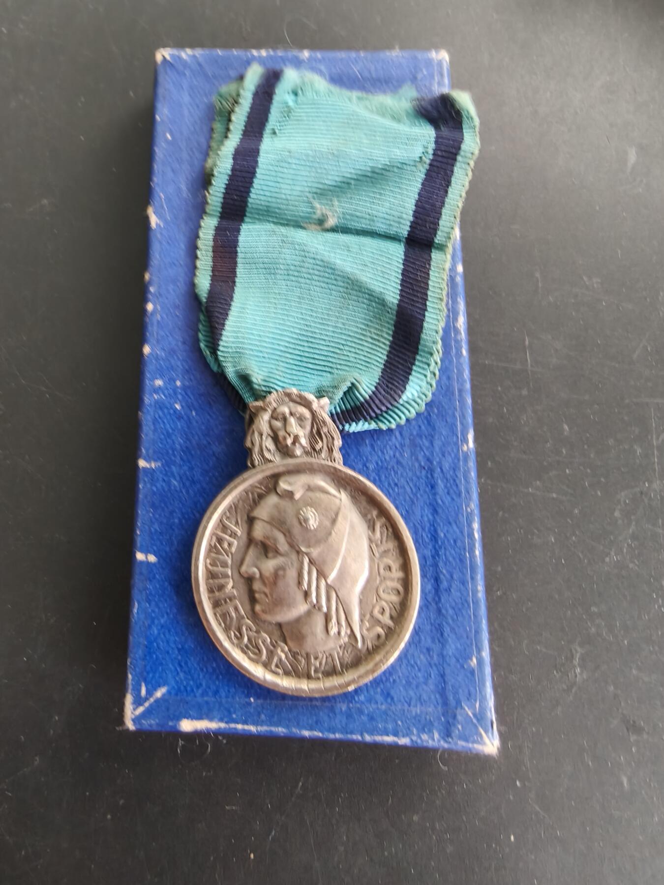 老王徽章第166期 法国银级体育奖章    带纸盒    950银    15.9g