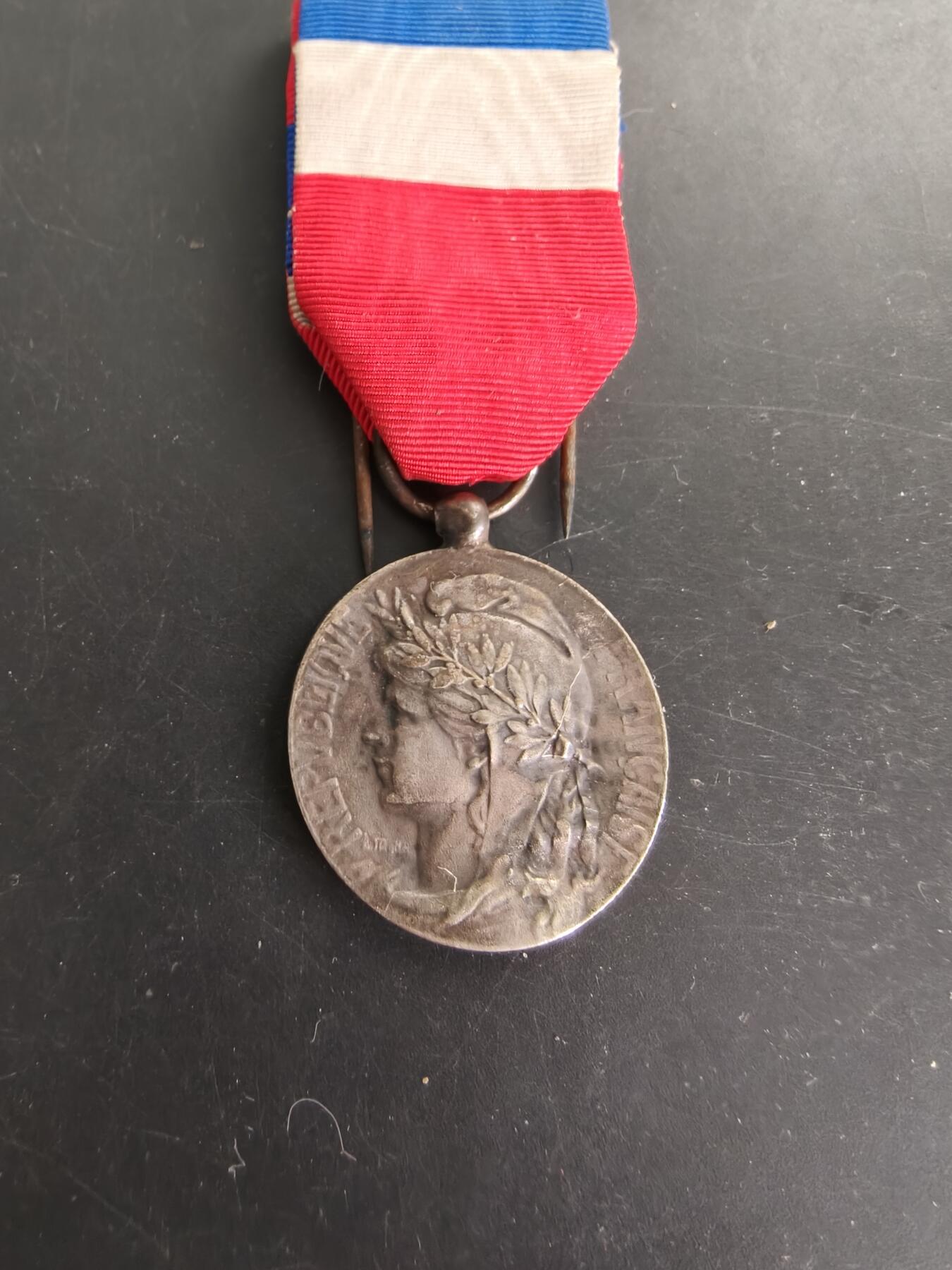 老王徽章第166期 法国银级劳动荣誉奖章     1958年实发