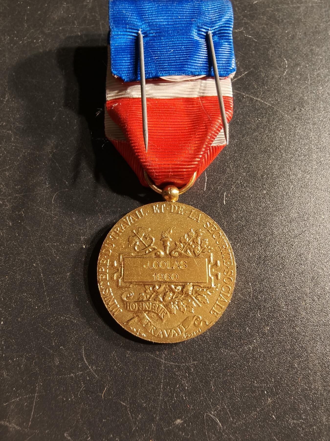 老王徽章第166期 法国金级劳工奖章    950银镀金    13.6g