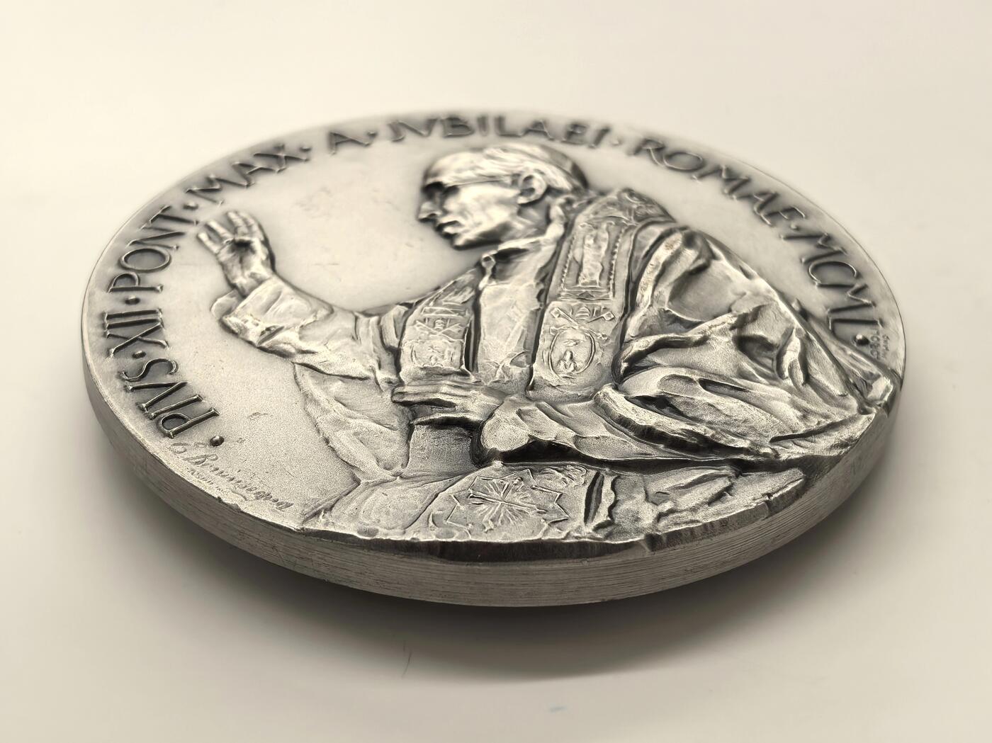 博洋堂世界钱币拍卖第149期（全场包邮） 1950年意大利教皇庇护十二世圣年非凡禧年大型纪念章，博宁塞尼亚雕模，洛里奥利铸造，外拍标注是银章，没有银标不保材质，懂的藏友自行加价拍多少算多少。20世纪最宏伟、最具艺术价值的教皇禧年纪念章之一，堪称意大利纪念章艺术的巅峰代表。 震撼尺寸（直径100毫米），重量约达563克，握于手中尽显沉甸甸的质感与尊贵。大尺寸当年发行量极少，经市场验证，公开渠道几乎难觅其踪，稀有度极高，是为“橱窗级”珍品。