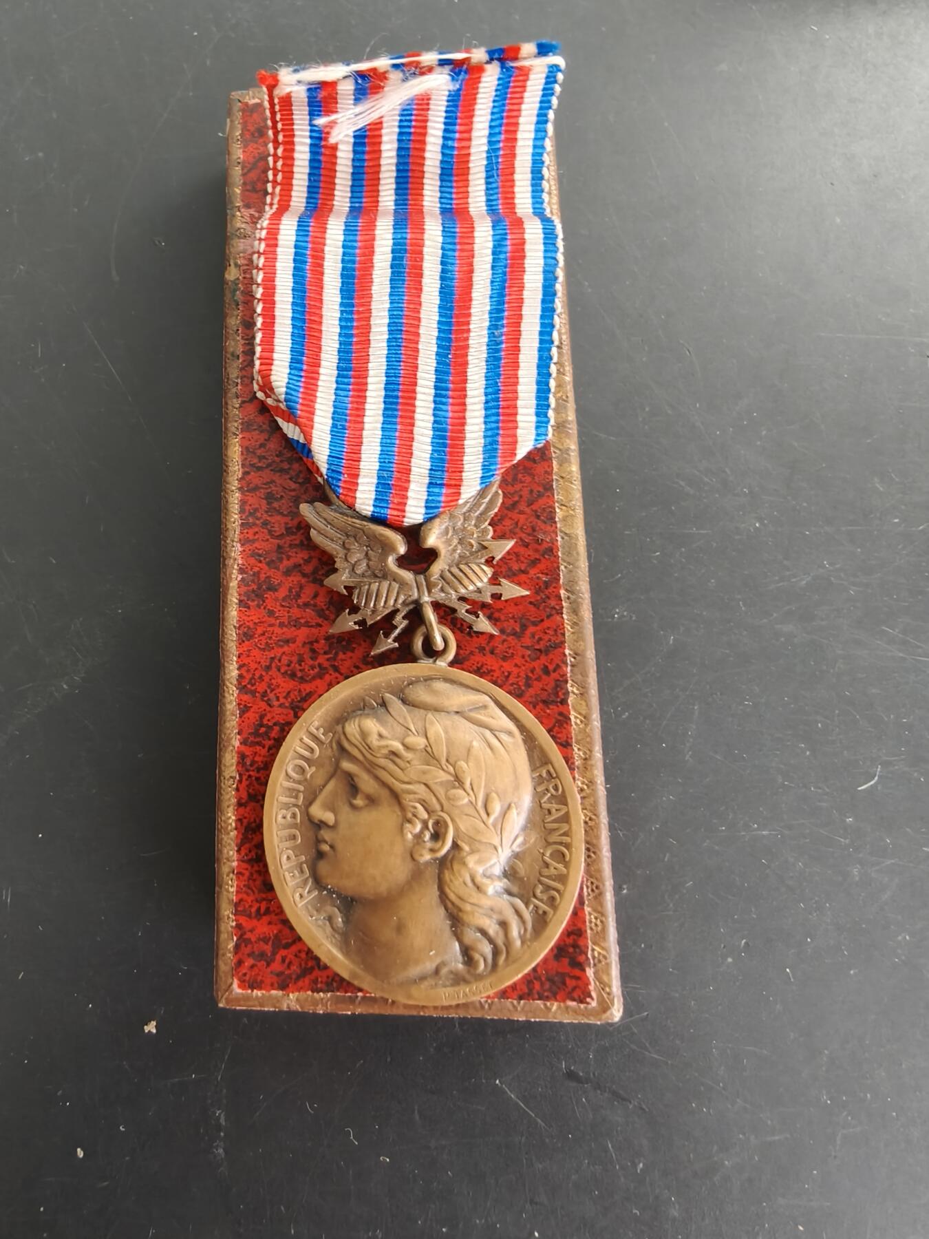 老王徽章第166期 法国铜级邮电业功绩奖章    1914年   带纸盒