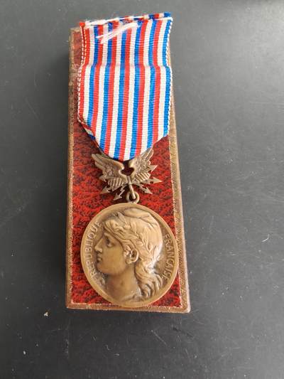 老王徽章第166期 - 法国铜级邮电业功绩奖章    1914年   带纸盒