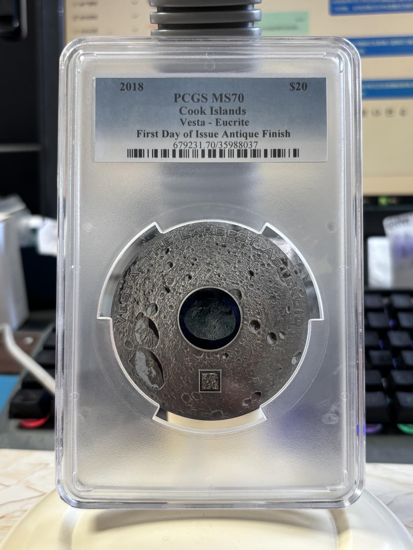 第183期拍卖  库克2018年灶神星镶嵌HED陨石仿古3盎司银币PCGS-MS70首无原盒证书，999银，发行333枚，