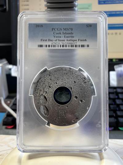 第183期拍卖 -  库克2018年灶神星镶嵌HED陨石仿古3盎司银币PCGS-MS70首无原盒证书，999银，发行333枚，