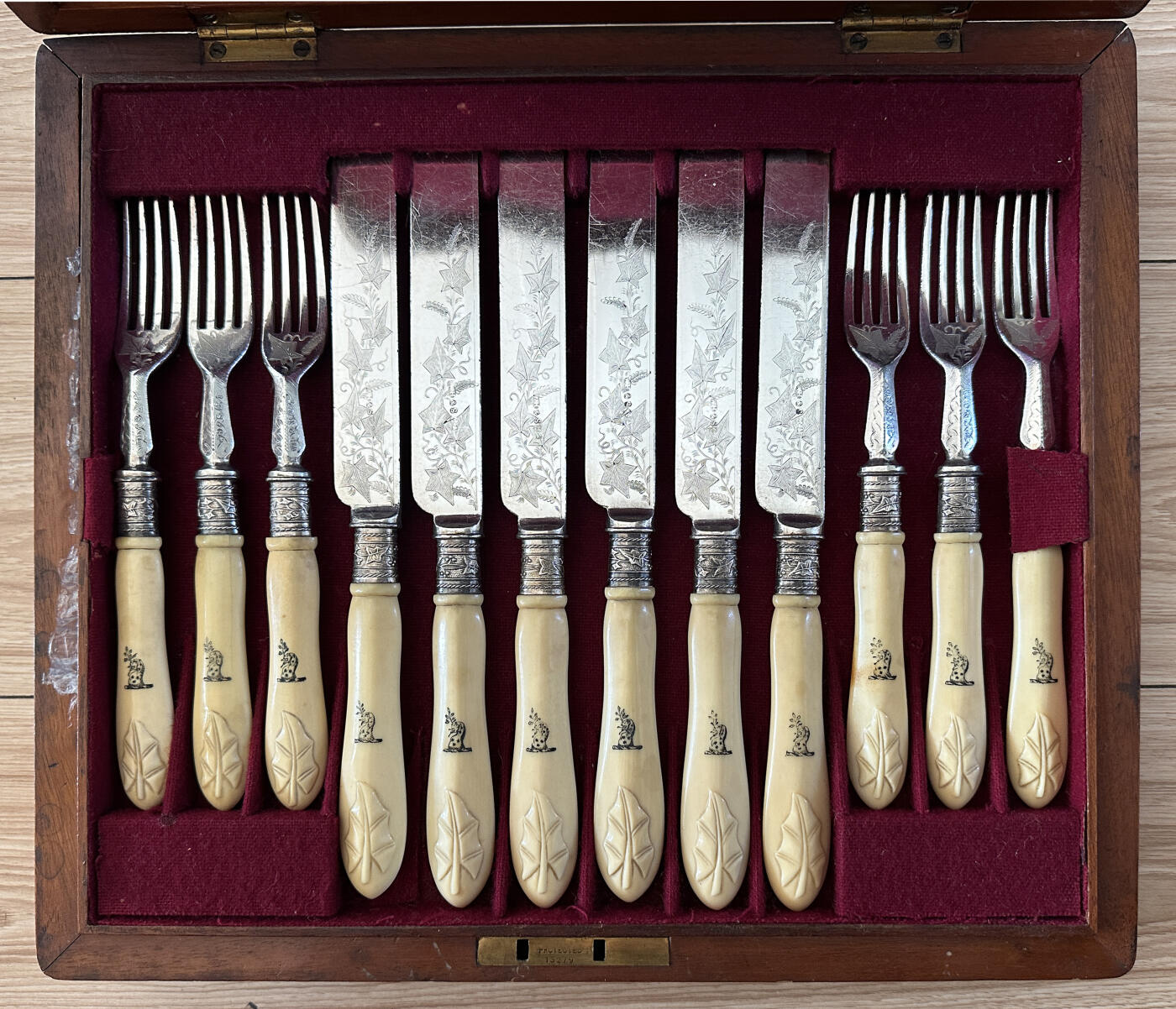 【俄甄集藏】2025年(045)12-03 星期三 晚 19:30 全场包邮 英国伦敦1870-1893年威廉·胡顿&父子制银公司出品古董刻花白色珍贵材料柄镀银餐刀、餐叉24支一套，原木盒，刀长：215mm，叉长：180mm，总重量：851克，设计精美，保存完好