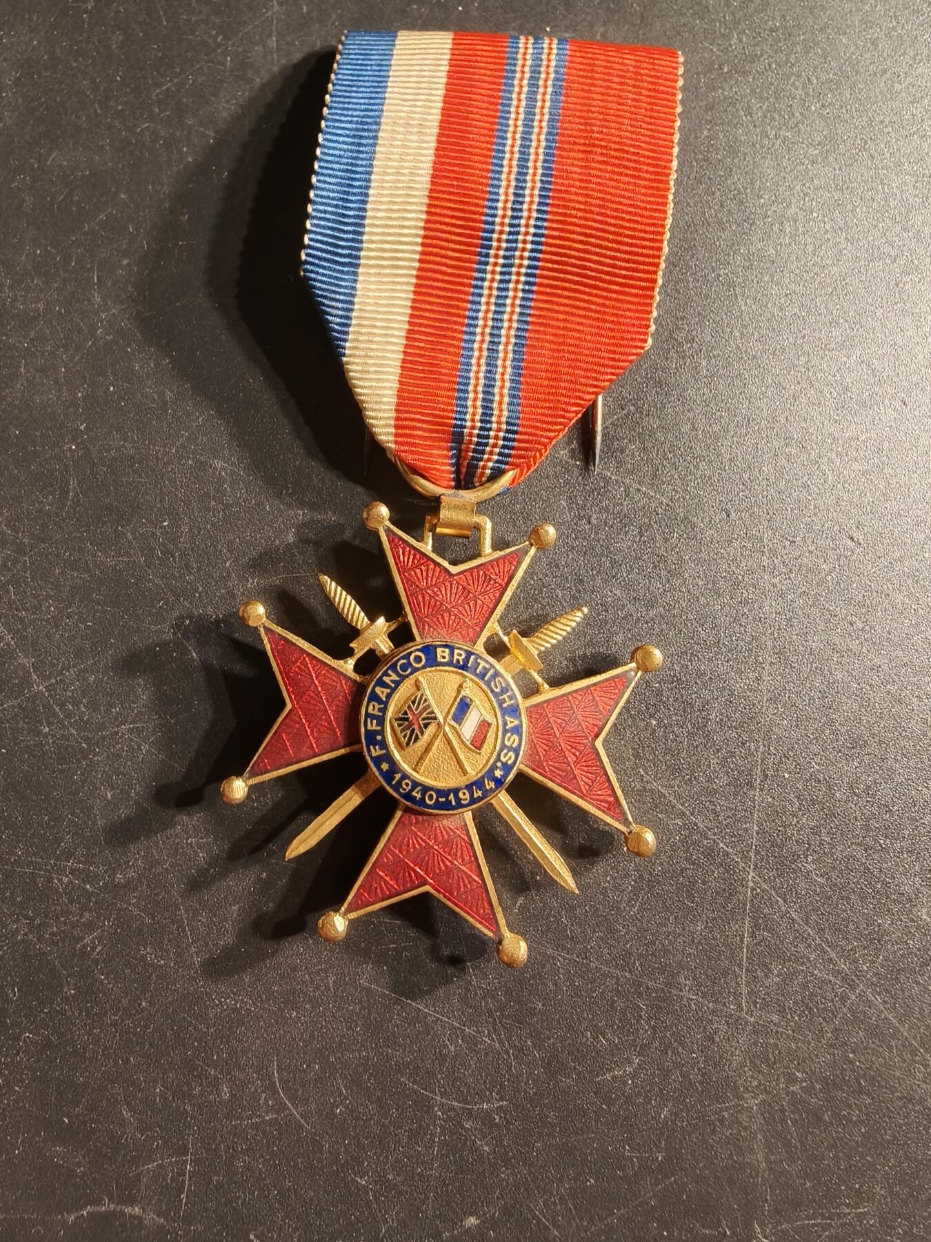 老王徽章第166期 指挥官级英法友好协会勋章     获得者为皮埃尔•德莱唐先生