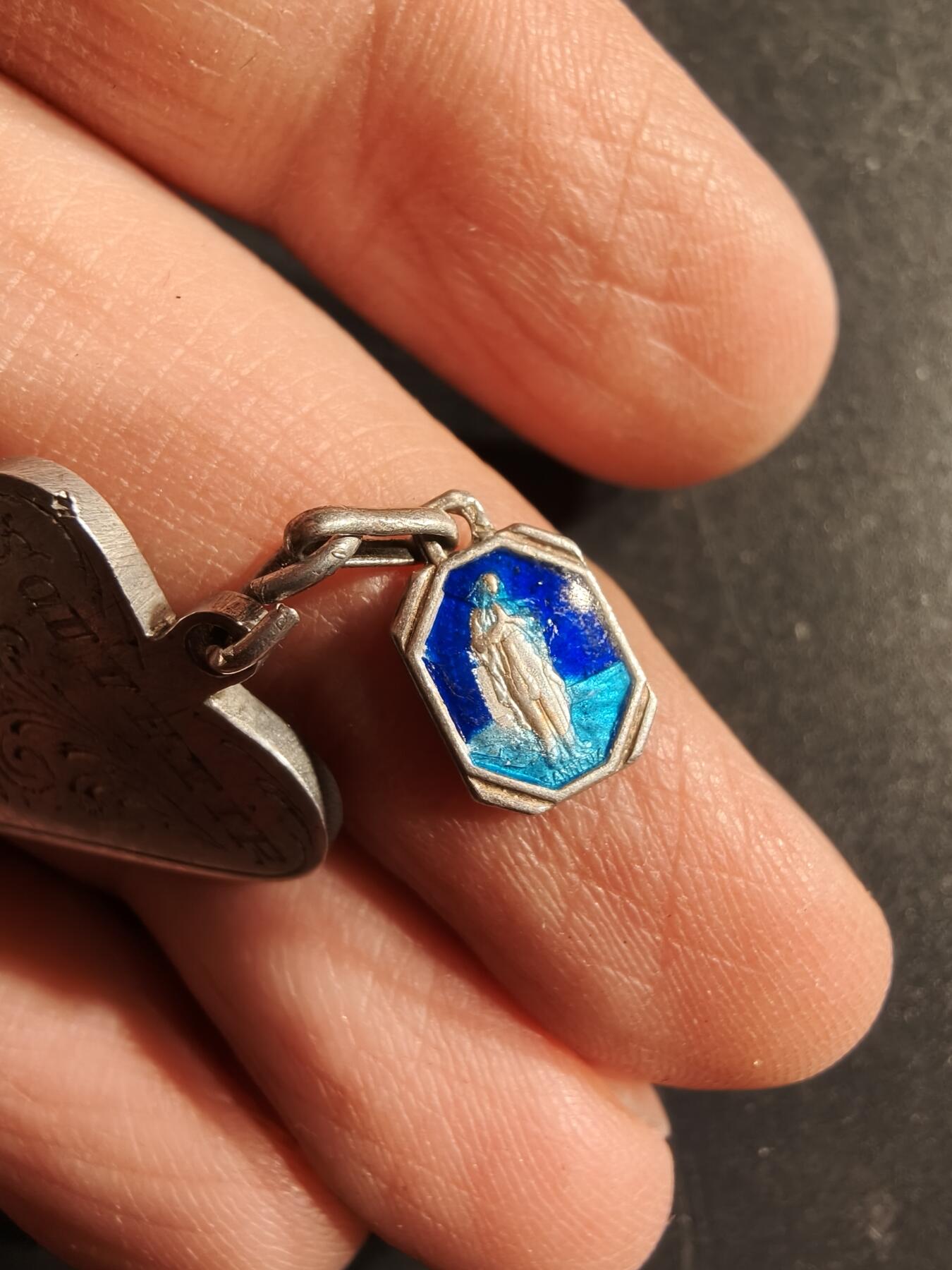 老王徽章第166期 法国天主教会纪念章    银质珐琅     1.1g