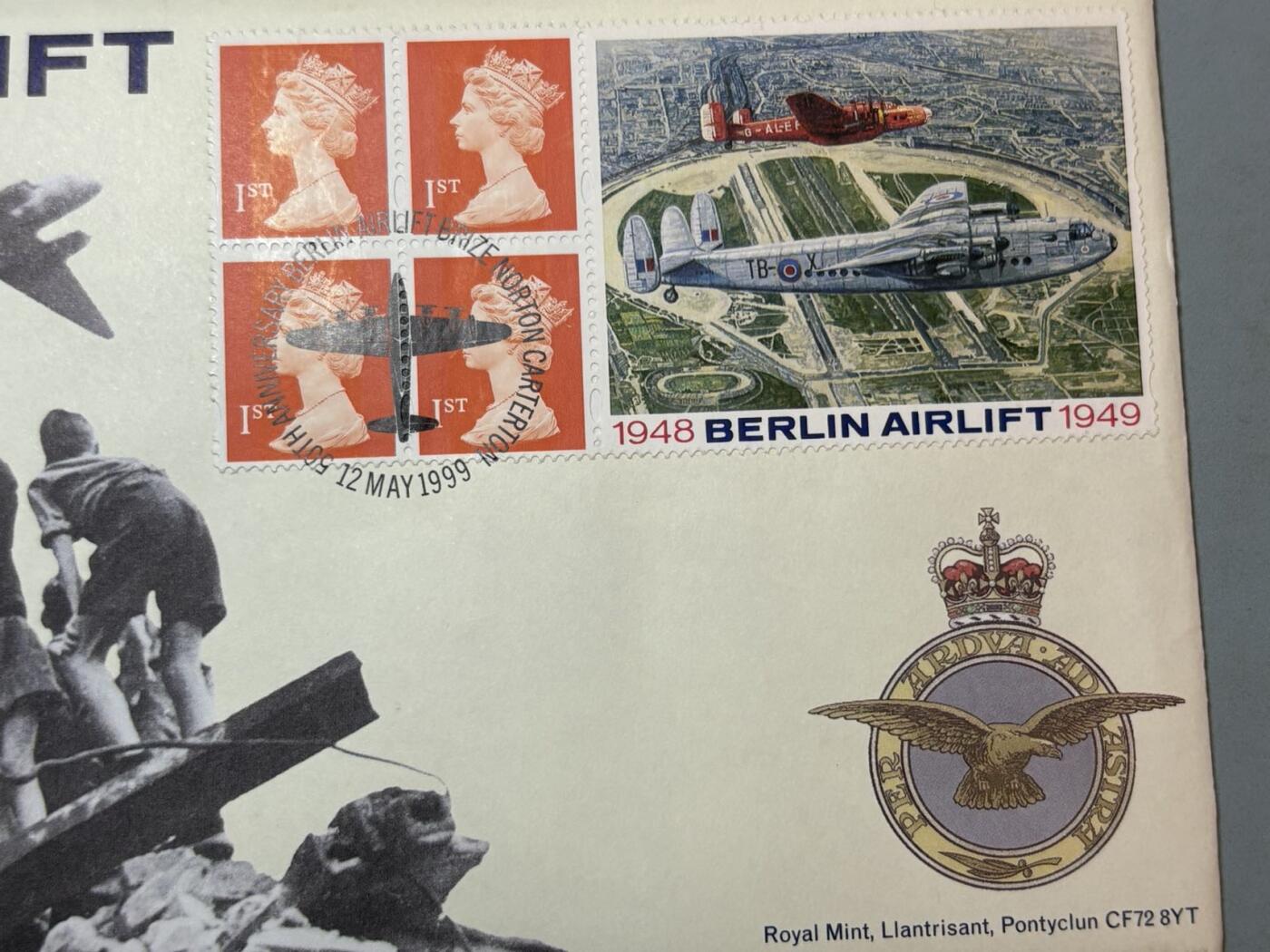 盛世勋华——号角文化勋章邮票专场拍卖第291期 英国1999年柏林危机（柏林空运成功50周年）纪念首日邮币封，包括纪念章+主题邮票+历史资料的组合类藏品，兼具历史纪念与收藏属性，纪念1948-1949年柏林空运50周年——这是二战后美苏冷战初期，西方阵营向被封锁的西柏林空运物资的行动，是冷战早期的标志性事件。限量发行，编号29500