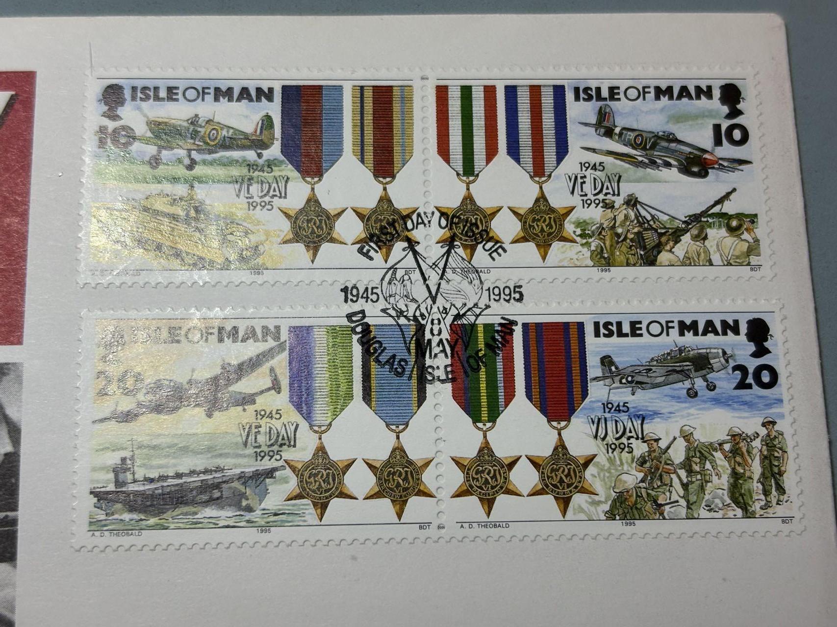 盛世勋华——号角文化勋章邮票专场拍卖第291期 英国马恩岛1995年二战欧洲战场胜利50周年首日收藏纪念币封，包括面值5克朗的丘吉尔克朗型纪念币，4枚二战之星和反映英国海陆空军奋勇作战的邮票，限量发行，编号为10999，少见品种，属于1995年VE Day50周年的主题邮票套装，包含军事装备、勋章等元素。