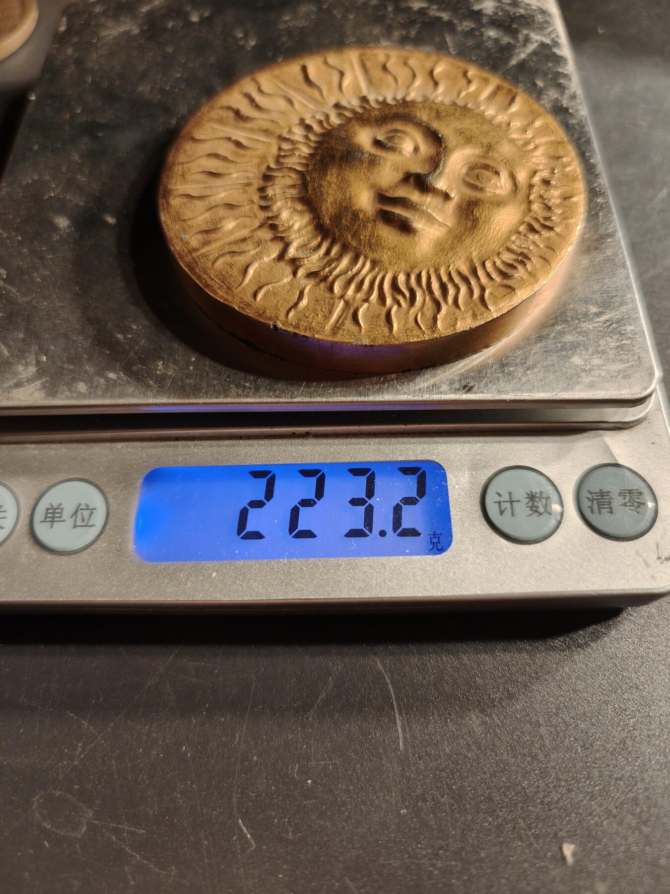 老王徽章第166期 法国太阳大铜章    直径64mm.    重量223.2g