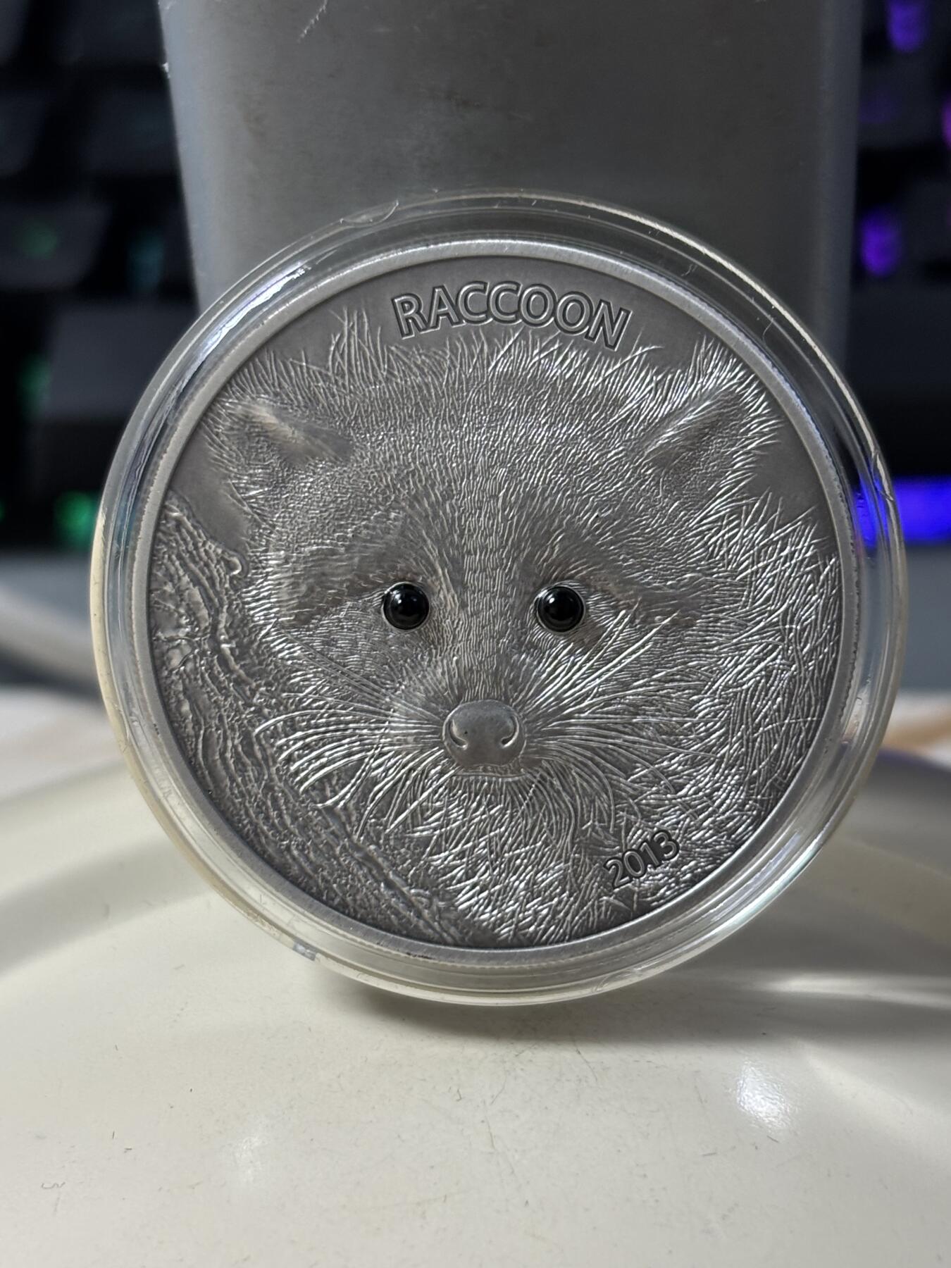 第183期拍卖 瓦努阿图2013年小浣熊镶天然黑钻石1盎司纪念银币，999银，发行1500枚