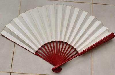 七河·世界钱币杂件水晶矿标小拍（总第29期） - 藏家出品X643 邻国老折扇一件 素面 镂空 红色 本件拍品由合作藏家负责邮寄