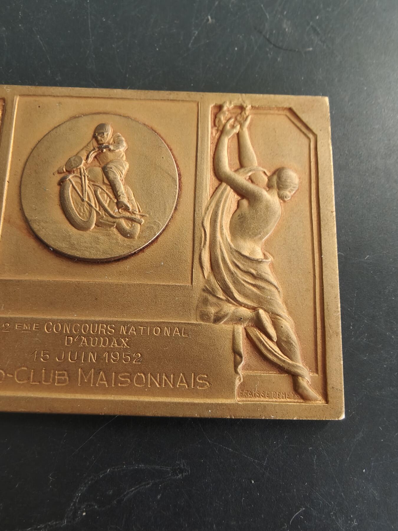 老王徽章第166期 法国1952年第二届全国场地越野赛方形镀金大铜章    尺寸75×52mm.    重量124g