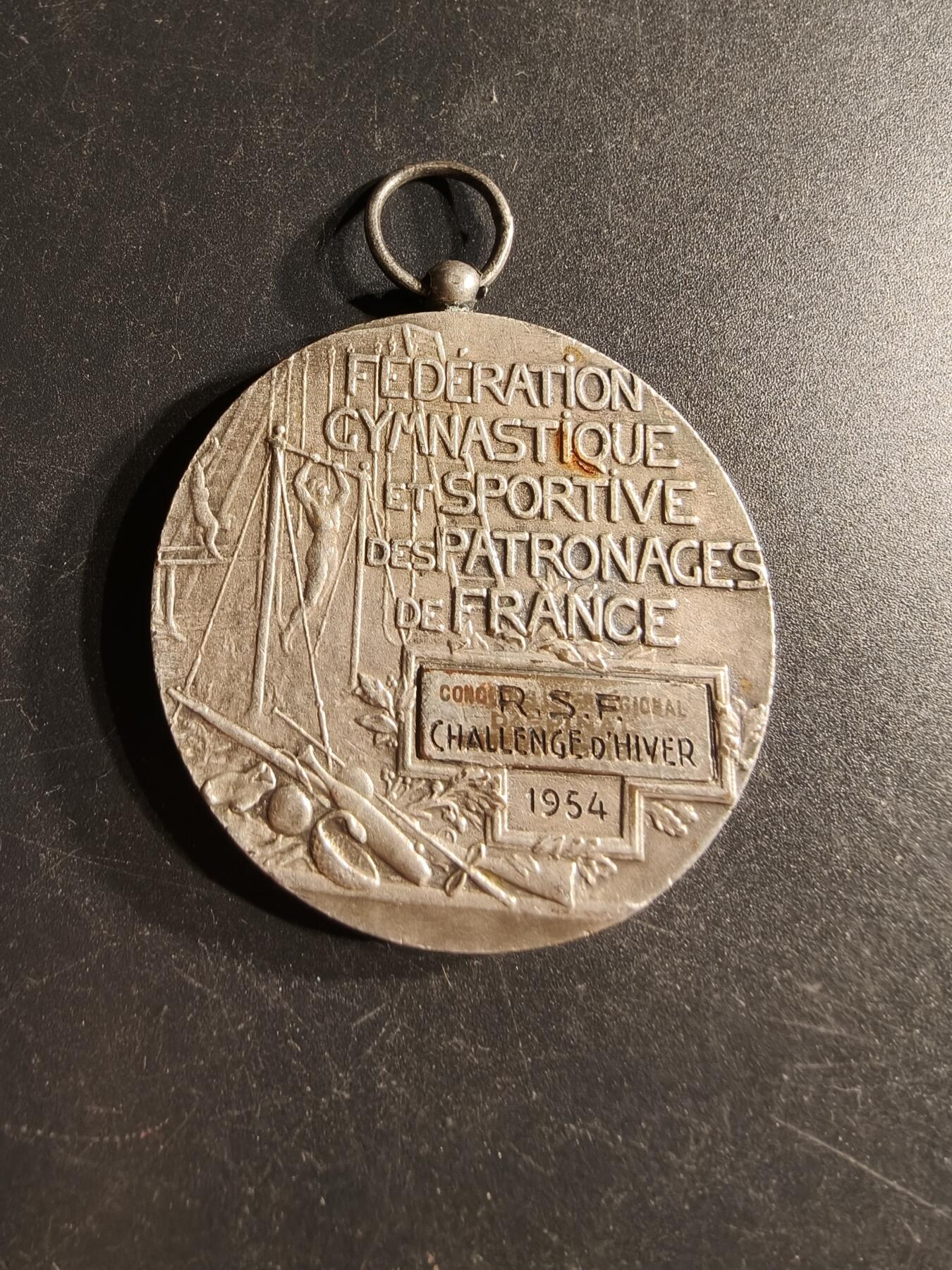 老王徽章第166期 法国体育协会镀银铜奖章     直径44mm.   重量43g