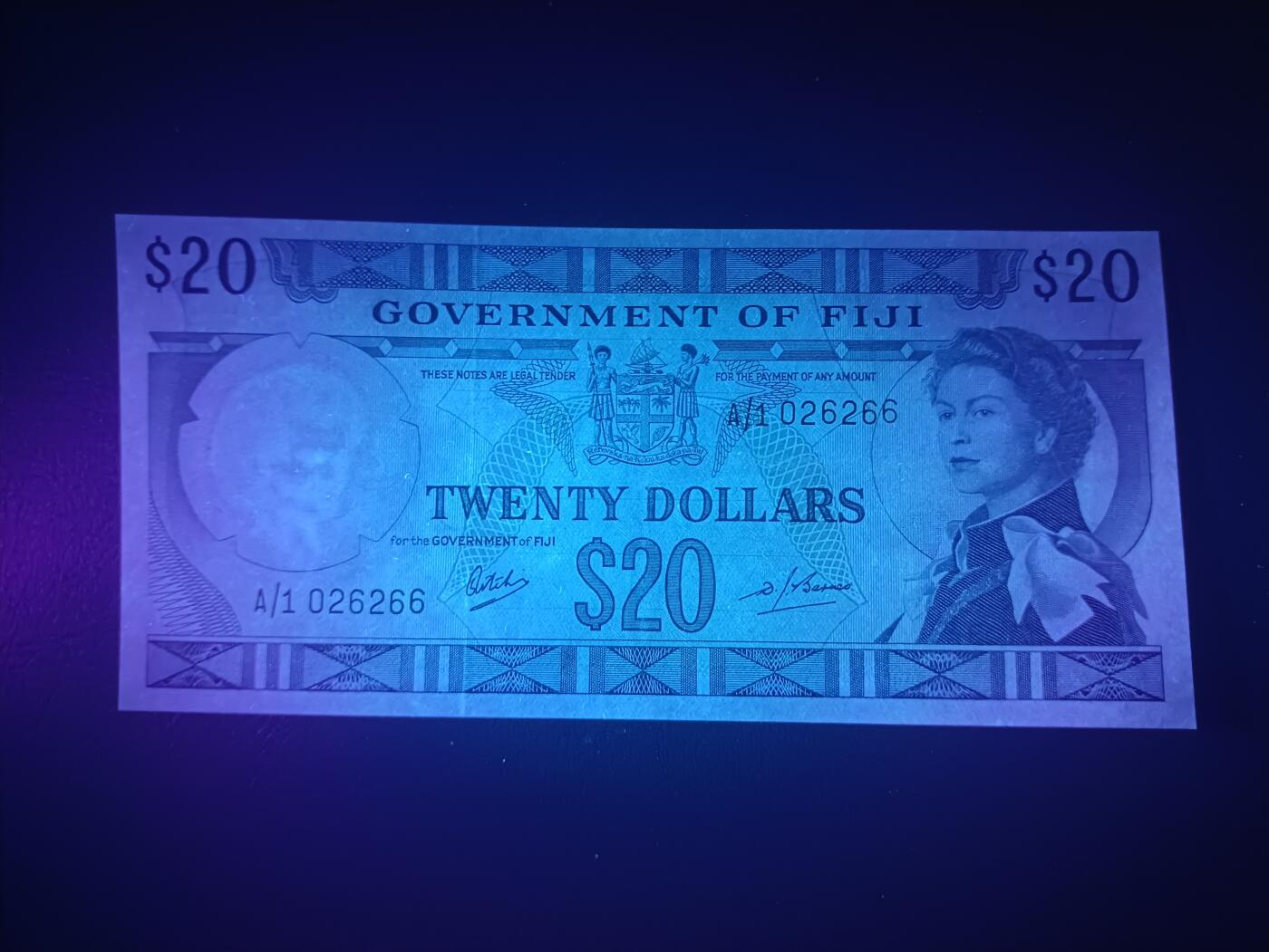 2025十一月第七期，总205期 英属斐济1969版20元AUNC首冠A/1无47，稀有早期“斐济政府”抬头版本高面值，戎装女王