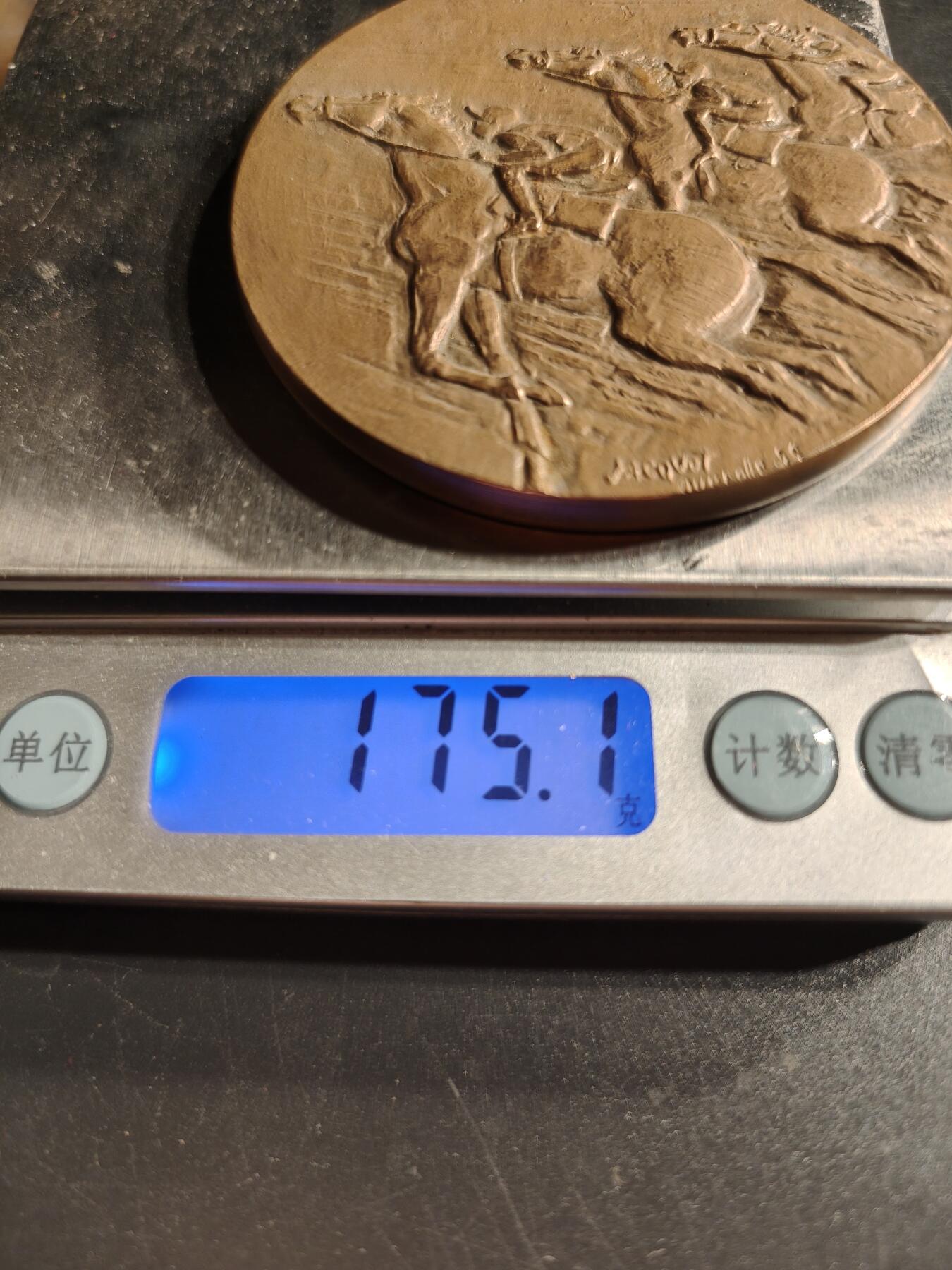 老王徽章第166期 法国巴黎中央赛马协会大铜章    原盒    直径68mm.    重量175.1g