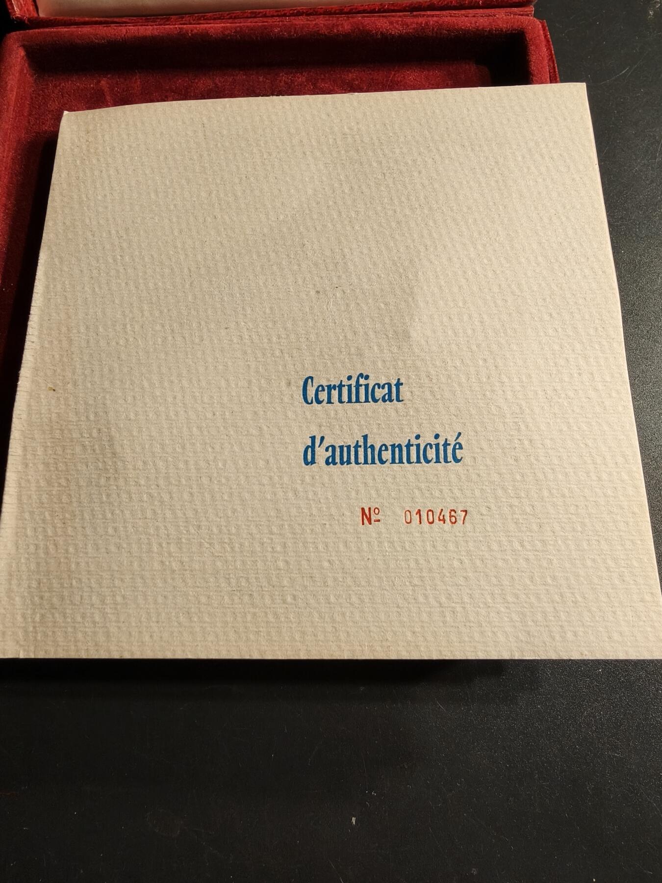 老王徽章第166期 法国夏尔戴高乐将军逝世镀金大铜章     原盒原证镀24k金    罕见大尺寸    直径90mm.     重量762.2g