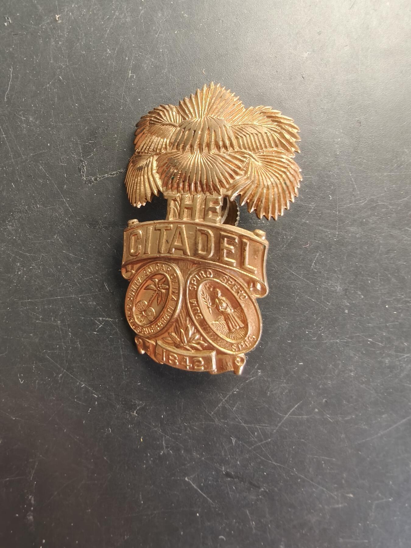 老王徽章第166期 美国南卡罗来纳军事学院大檐帽帽徽