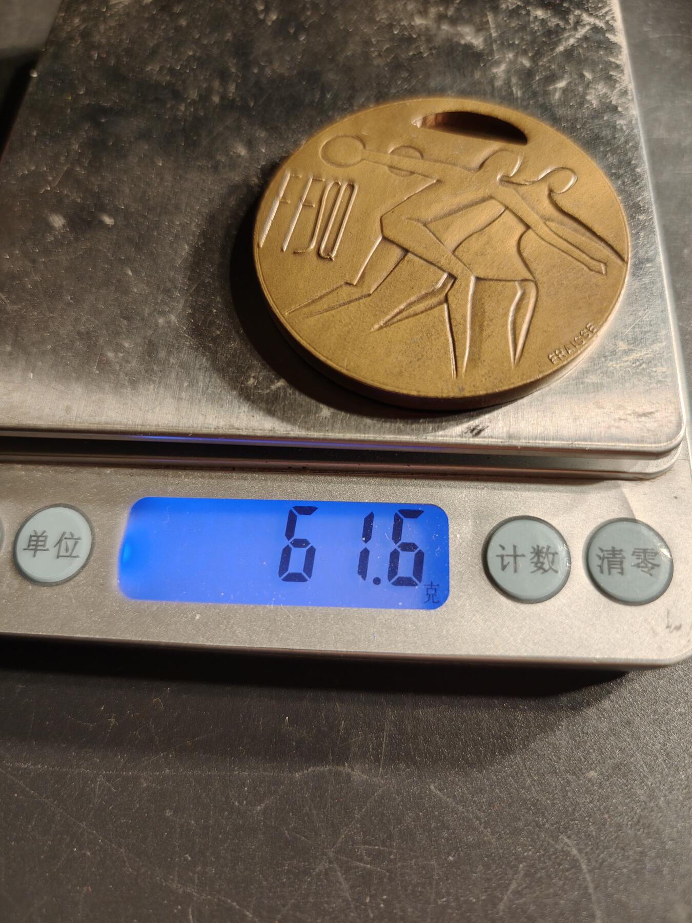 老王徽章第166期 法国保龄球协会纪念章     弗莱斯作品     直径50mm.   重量61.6g