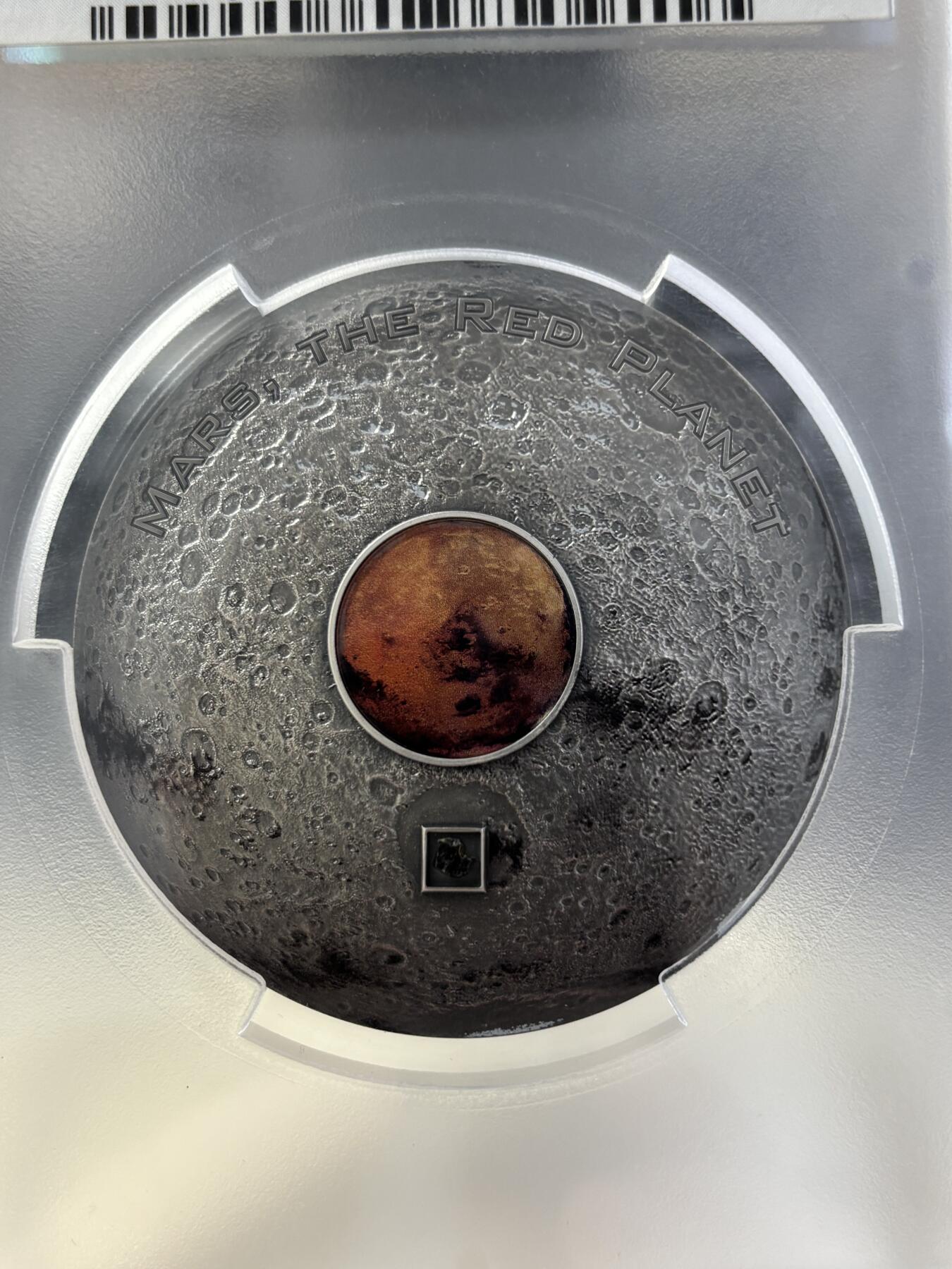 第183期拍卖 库克2017年镶嵌红色玻璃火星陨石3盎司纪念银币PCGS-MS70首无盒无证书，999银，发行333枚