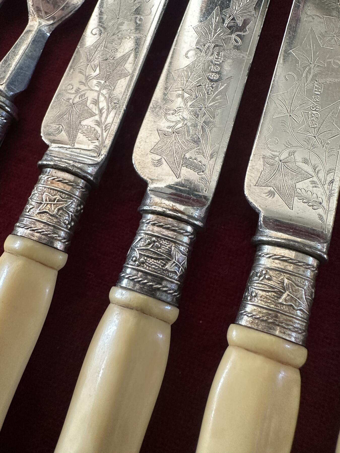 【俄甄集藏】2025年(045)12-03 星期三 晚 19:30 全场包邮 英国伦敦1870-1893年威廉·胡顿&父子制银公司出品古董刻花白色珍贵材料柄镀银餐刀、餐叉24支一套，原木盒，刀长：215mm，叉长：180mm，总重量：851克，设计精美，保存完好