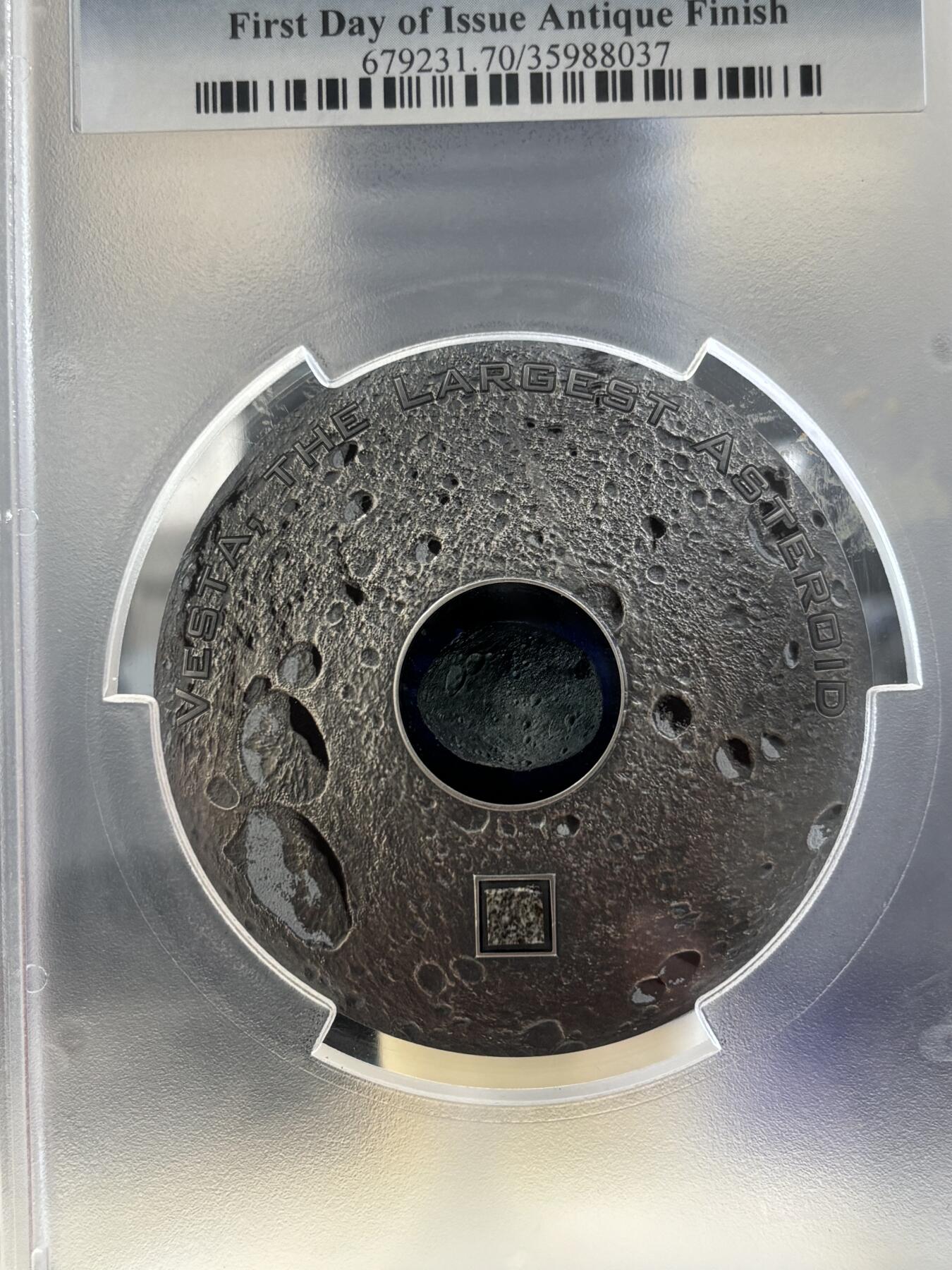 第183期拍卖  库克2018年灶神星镶嵌HED陨石仿古3盎司银币PCGS-MS70首无原盒证书，999银，发行333枚，