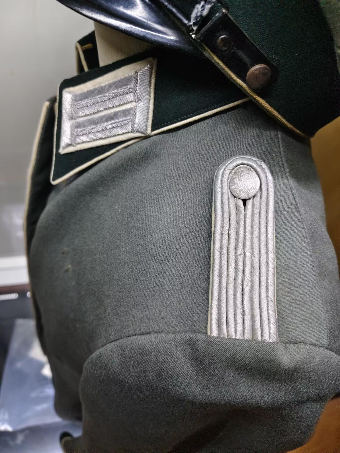 德三Heer 陆军步兵少尉m35礼服。 非常漂亮精致的中礼服，高质量细斜纹制成，可挂略章，步突，胸鹰保存完好无虫蛀，礼服索很好中尉肩章领章搭配，内部带有内腰带，左边内胳膊内衬有一定破损 大檐帽使用斜纹毛尼制成，59头围大尺码，里面的标保存很好，汗圈完好