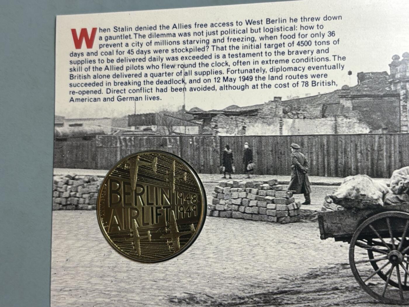 盛世勋华——号角文化勋章邮票专场拍卖第291期 英国1999年柏林危机（柏林空运成功50周年）纪念首日邮币封，包括纪念章+主题邮票+历史资料的组合类藏品，兼具历史纪念与收藏属性，纪念1948-1949年柏林空运50周年——这是二战后美苏冷战初期，西方阵营向被封锁的西柏林空运物资的行动，是冷战早期的标志性事件。限量发行，编号29500