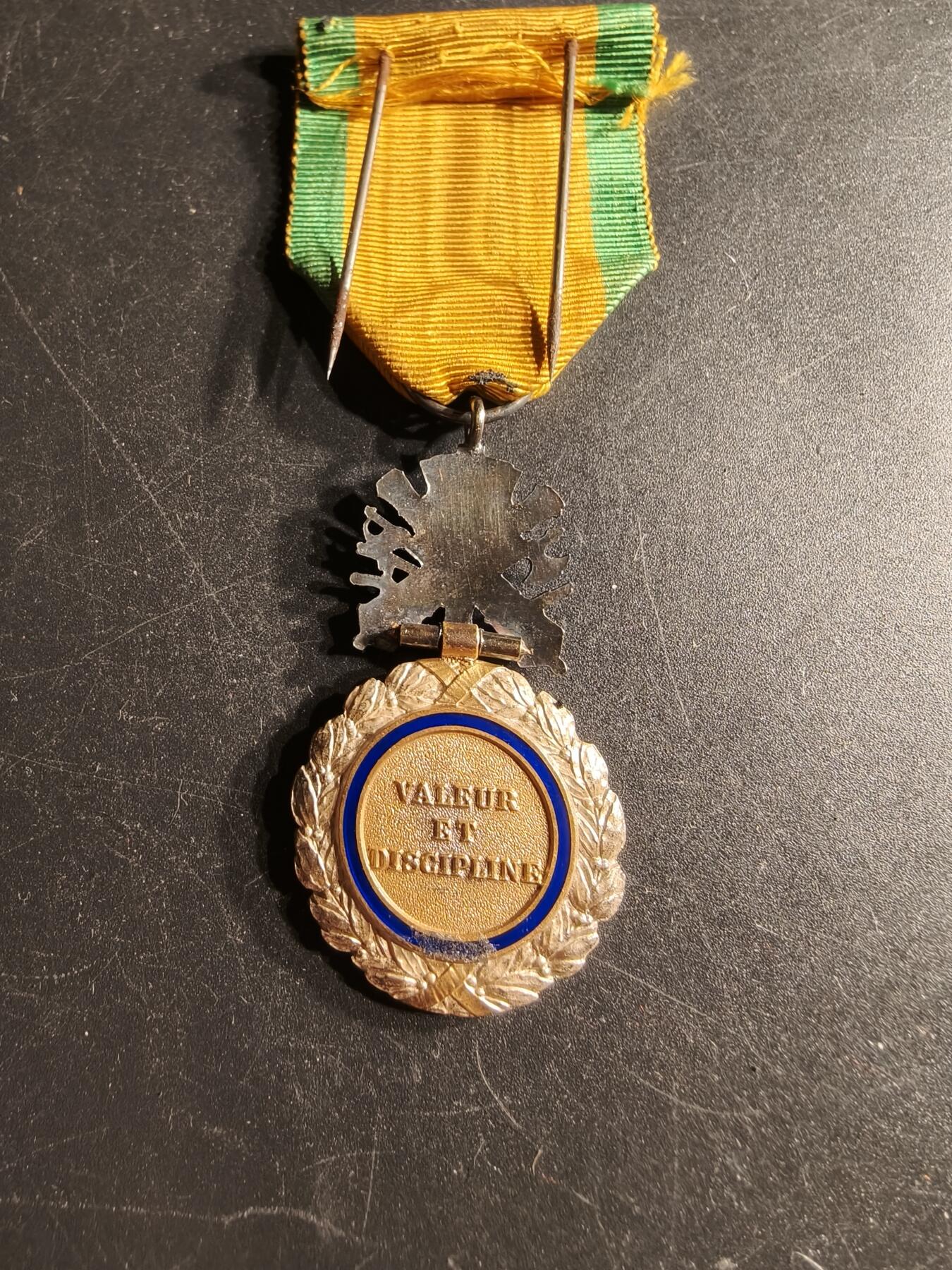 老王徽章第166期 法国军事奖章     三共时期    950银镀金珐琅     21.4g