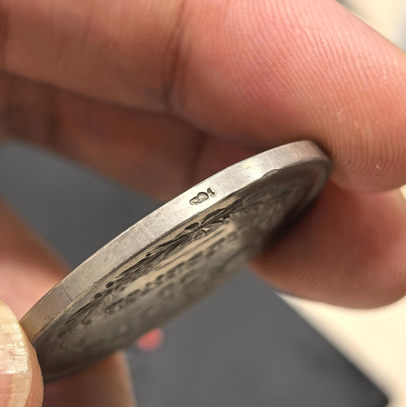 博洋堂世界钱币拍卖第149期（全场包邮） 十九世纪《海港风情》法国拉罗谢尔商会纪念银章，双面原味老彩包浆，底板细腻干净，画面线条繁而不乱，城市细节拉满